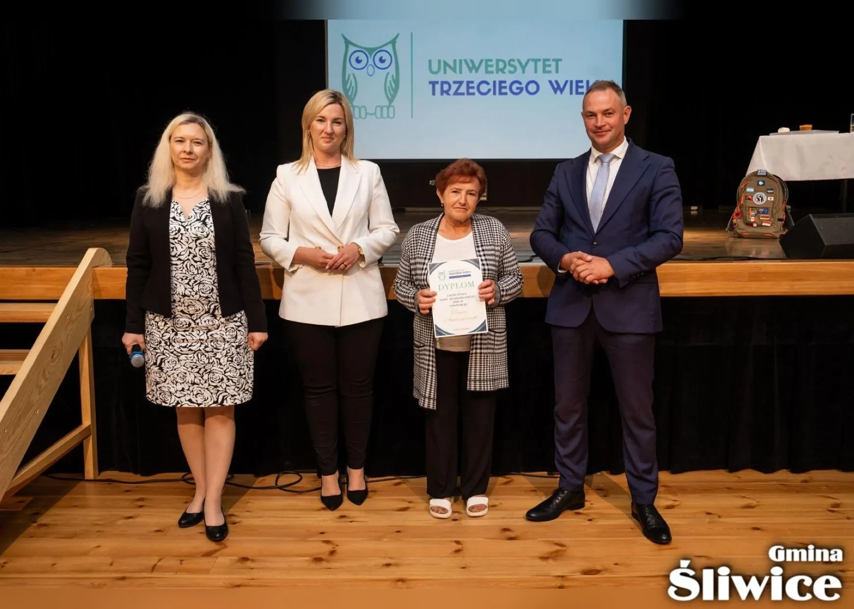 wójt, wicewójt, dyrektor gok i pani z dyplomem