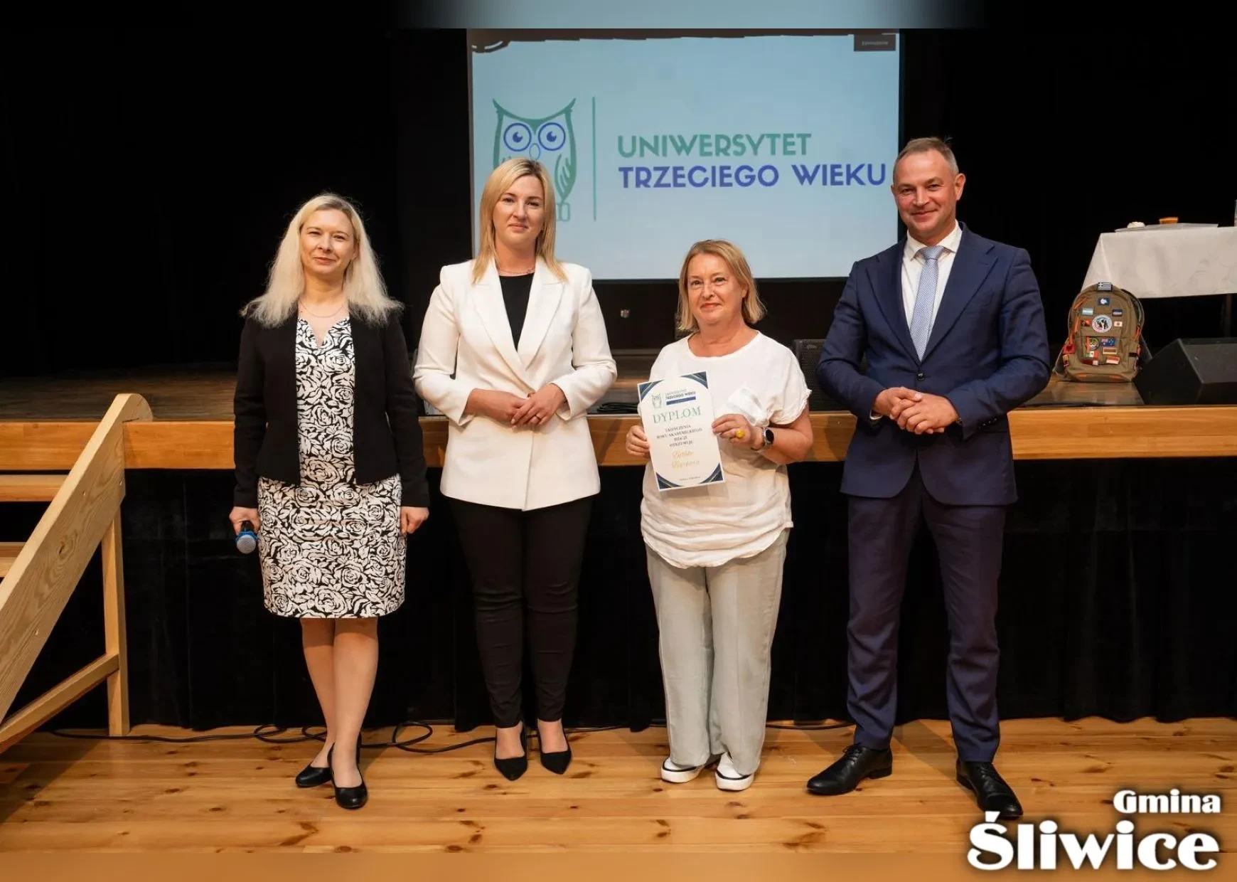 wójt, wicewójt, dyrektor gok i pani z dyplomem