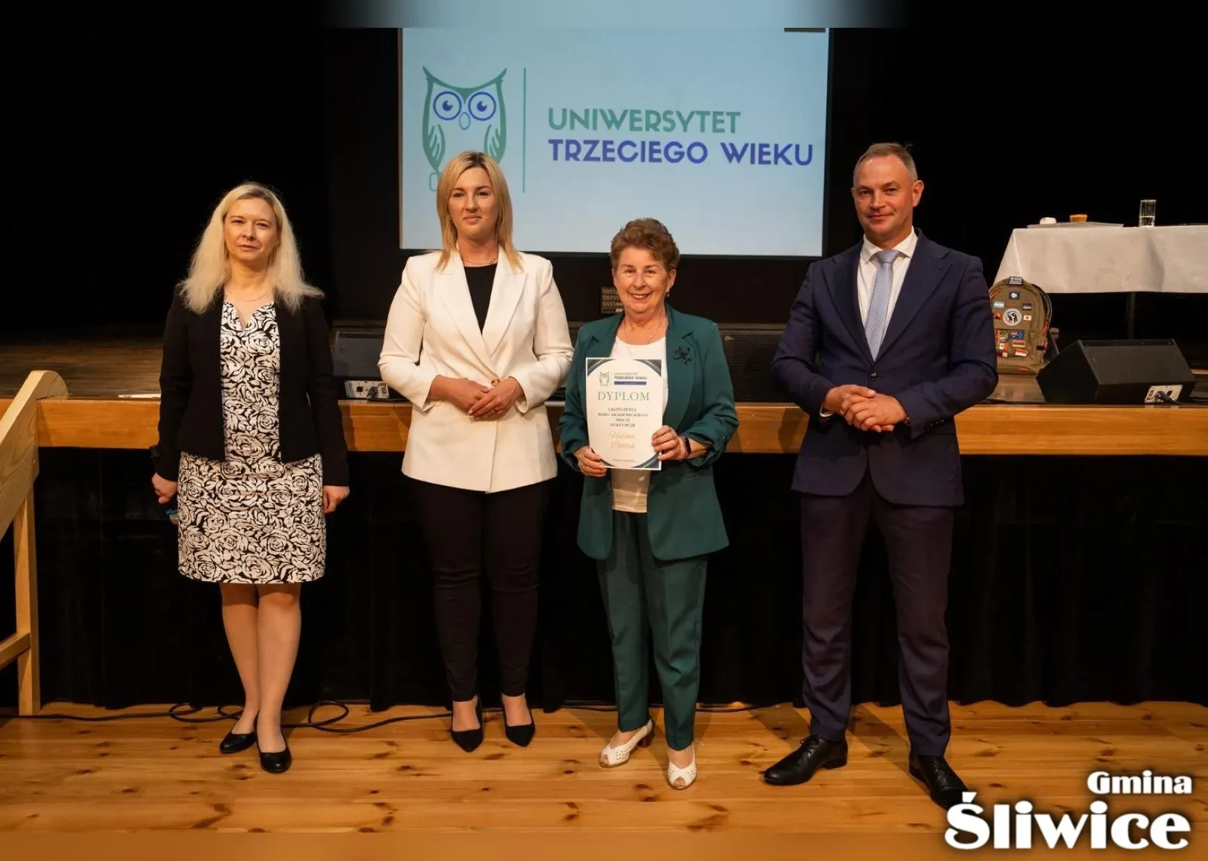 wójt, wicewójt, dyrektor gok i pani z dyplomem
