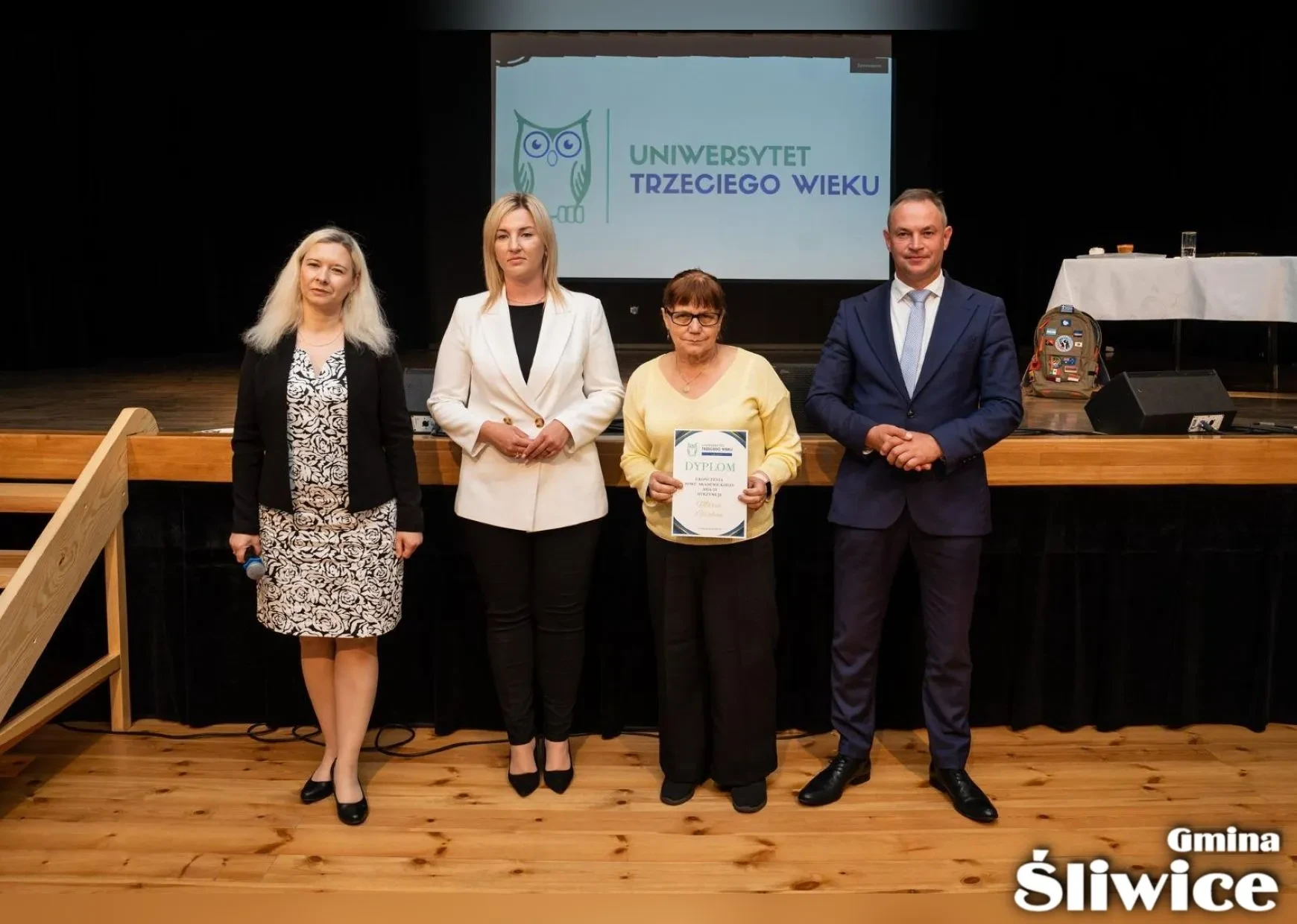 wójt, wicewójt, dyrektor gok i pani z dyplomem