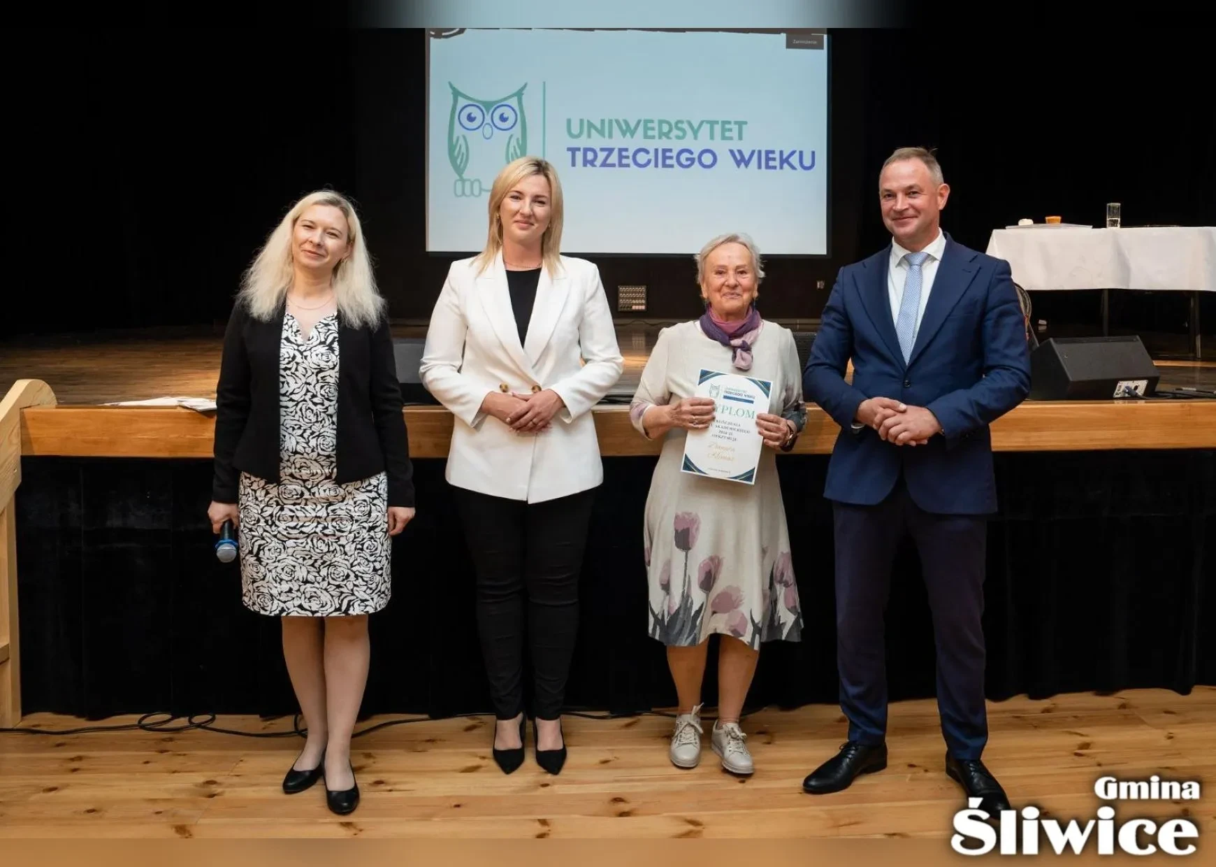 wójt, wicewójt, dyrektor gok i pani z dyplomem