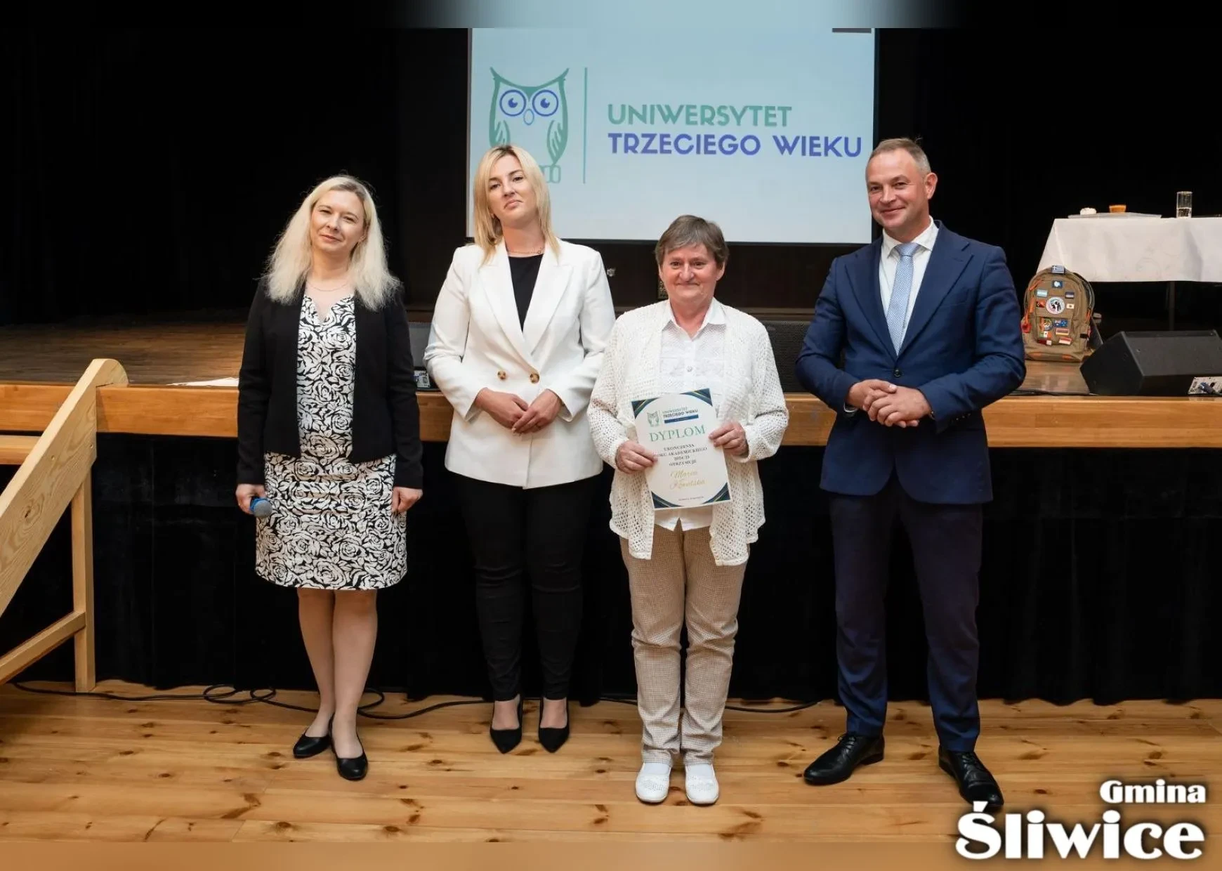 wójt, wicewójt, dyrektor gok i pani z dyplomem