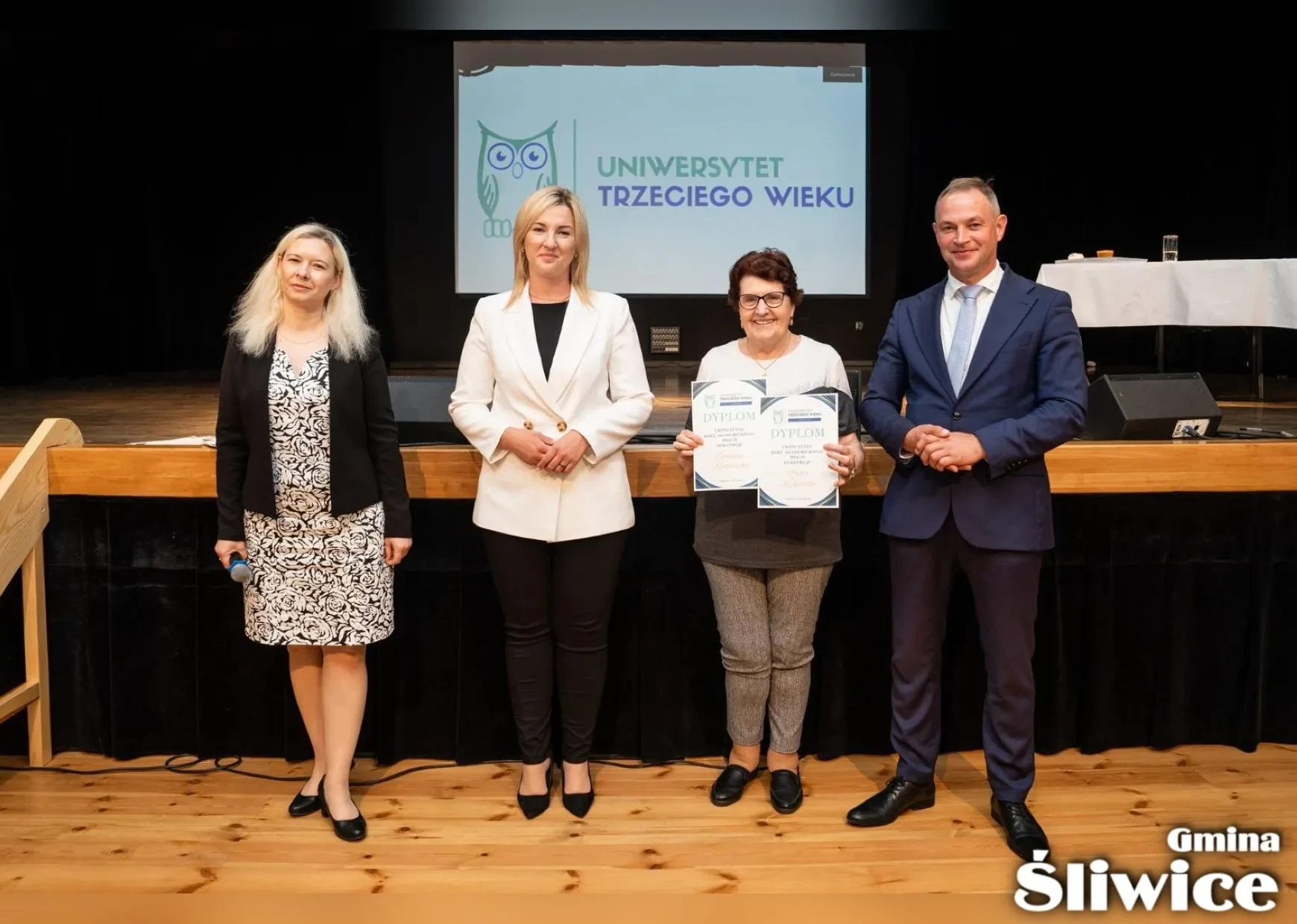 wójt, wicewójt, dyrektor gok i pani z dyplomem