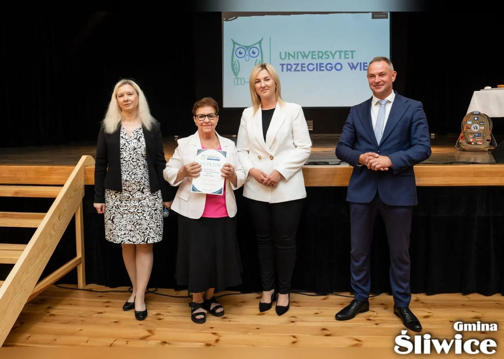 wójt, wicewójt, dyrektor gok i pani z dyplomem