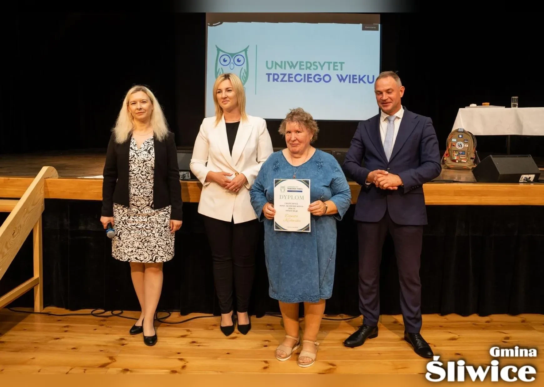 wójt, wicewójt, dyrektor gok i pani z dyplomem
