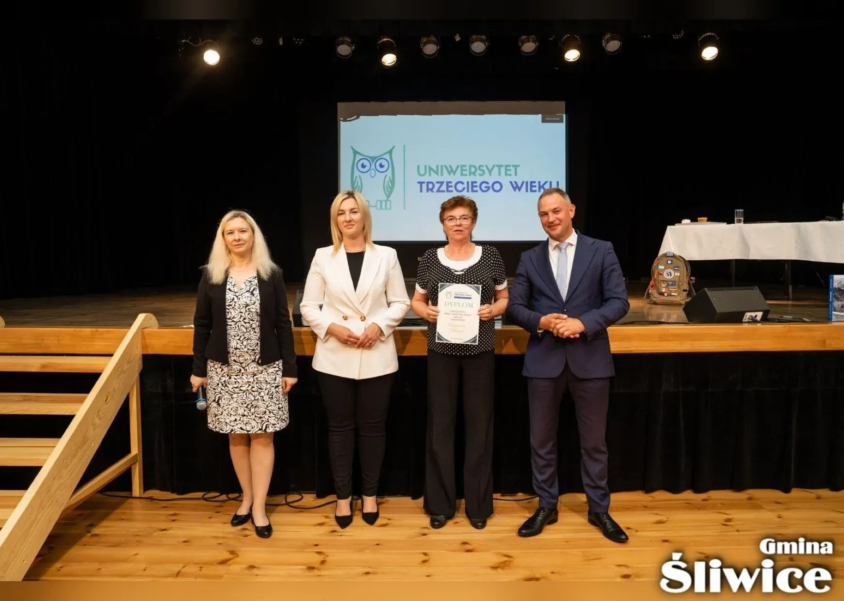 wójt, wicewójt, dyrektor gok i pani z dyplomem