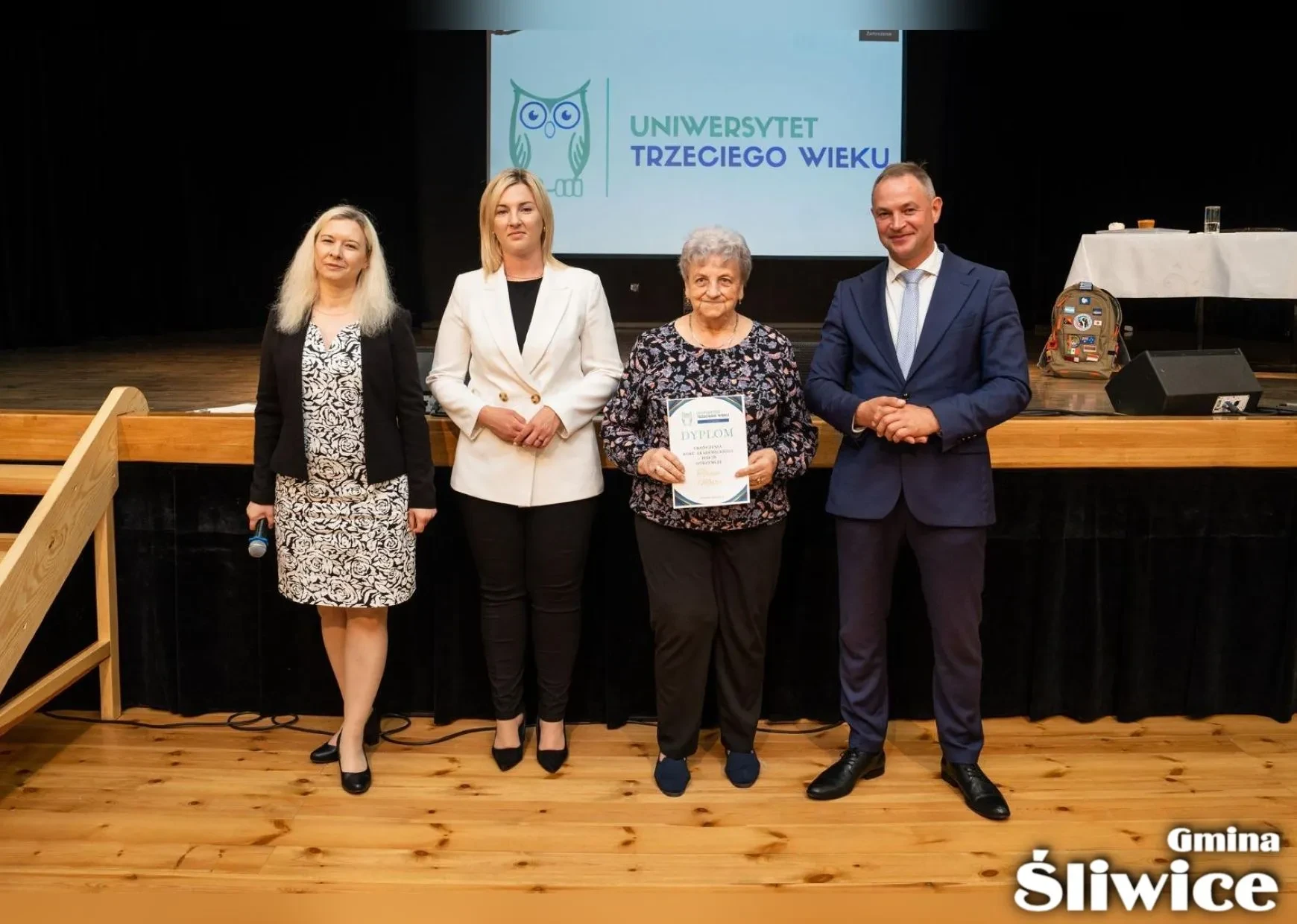 wójt, wicewójt, dyrektor gok i pani z dyplomem