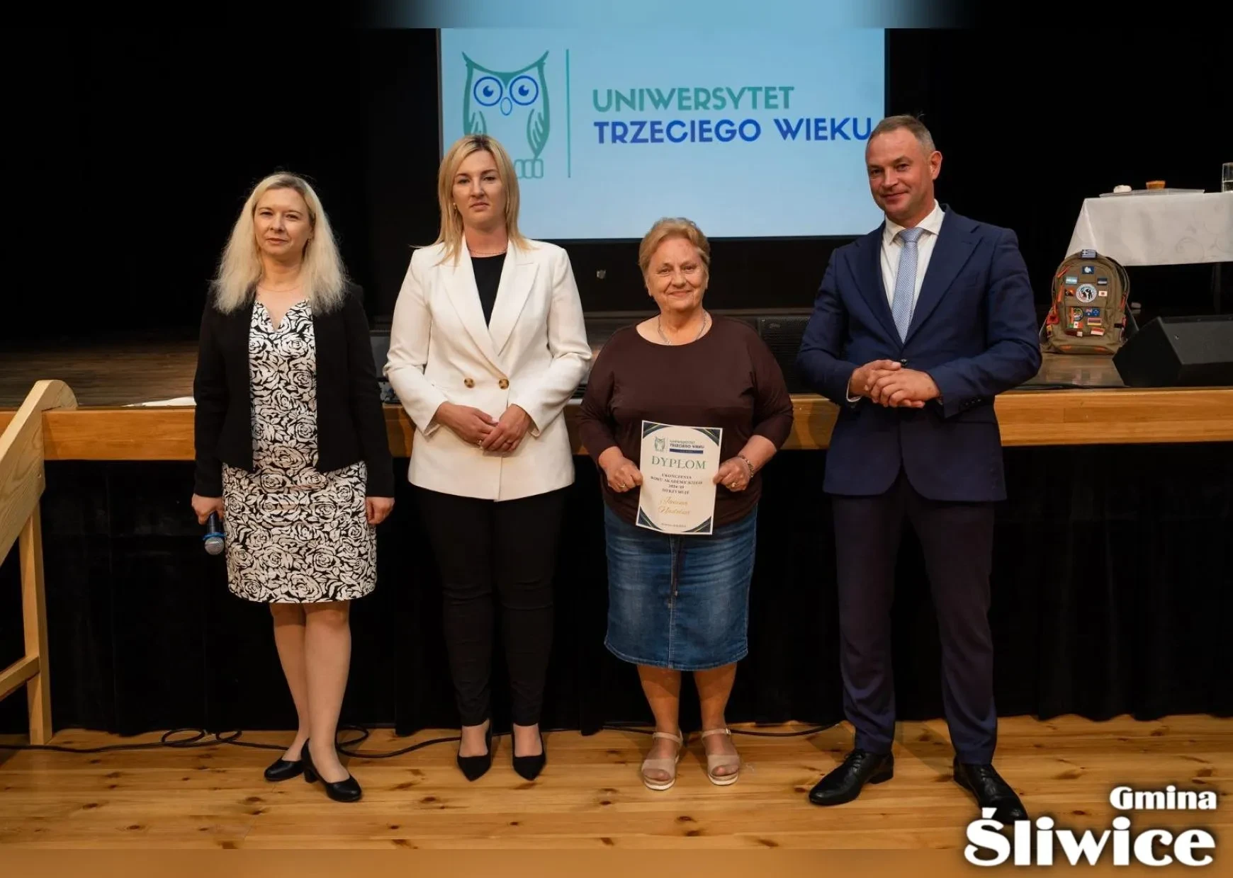 wójt, wicewójt, dyrektor gok i pani z dyplomem