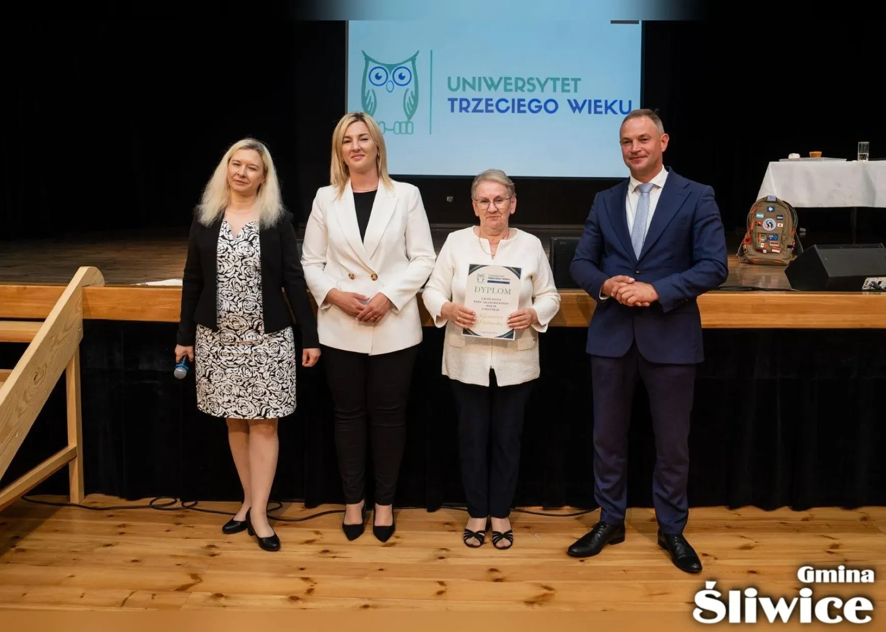 wójt, wicewójt, dyrektor gok i pani z dyplomem