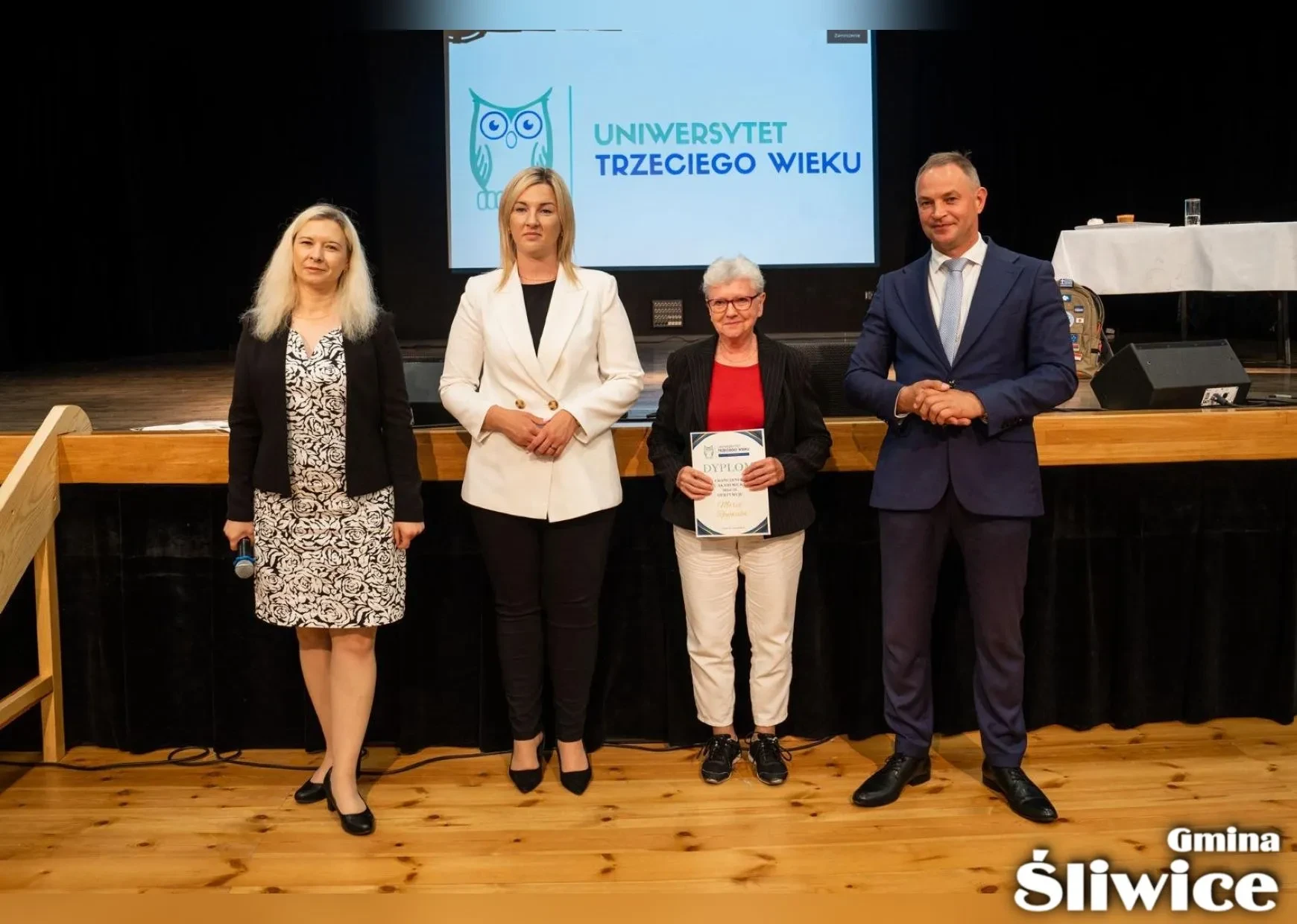 wójt, wicewójt, dyrektor gok i pani z dyplomem