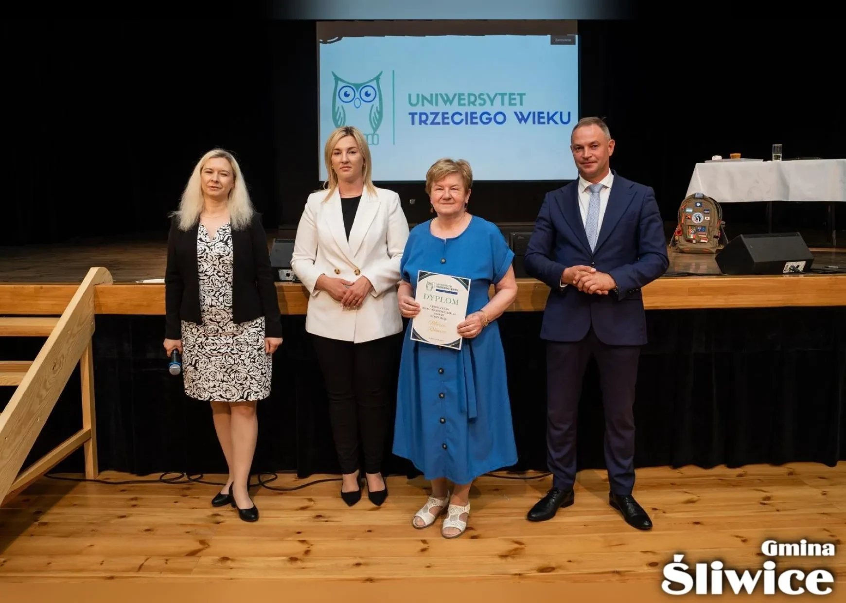 wójt, wicewójt, dyrektor gok i pani z dyplomem