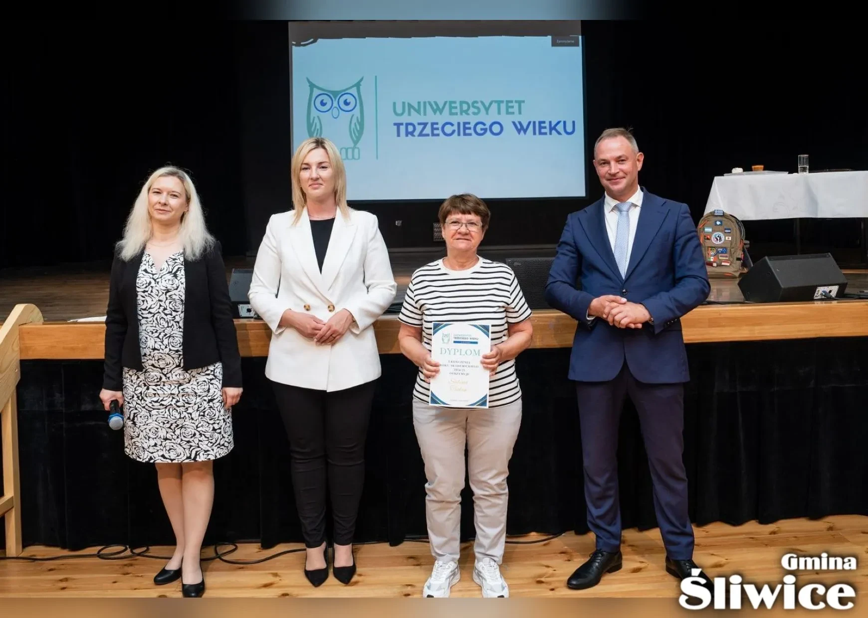 wójt, wicewójt, dyrektor gok i pani z dyplomem