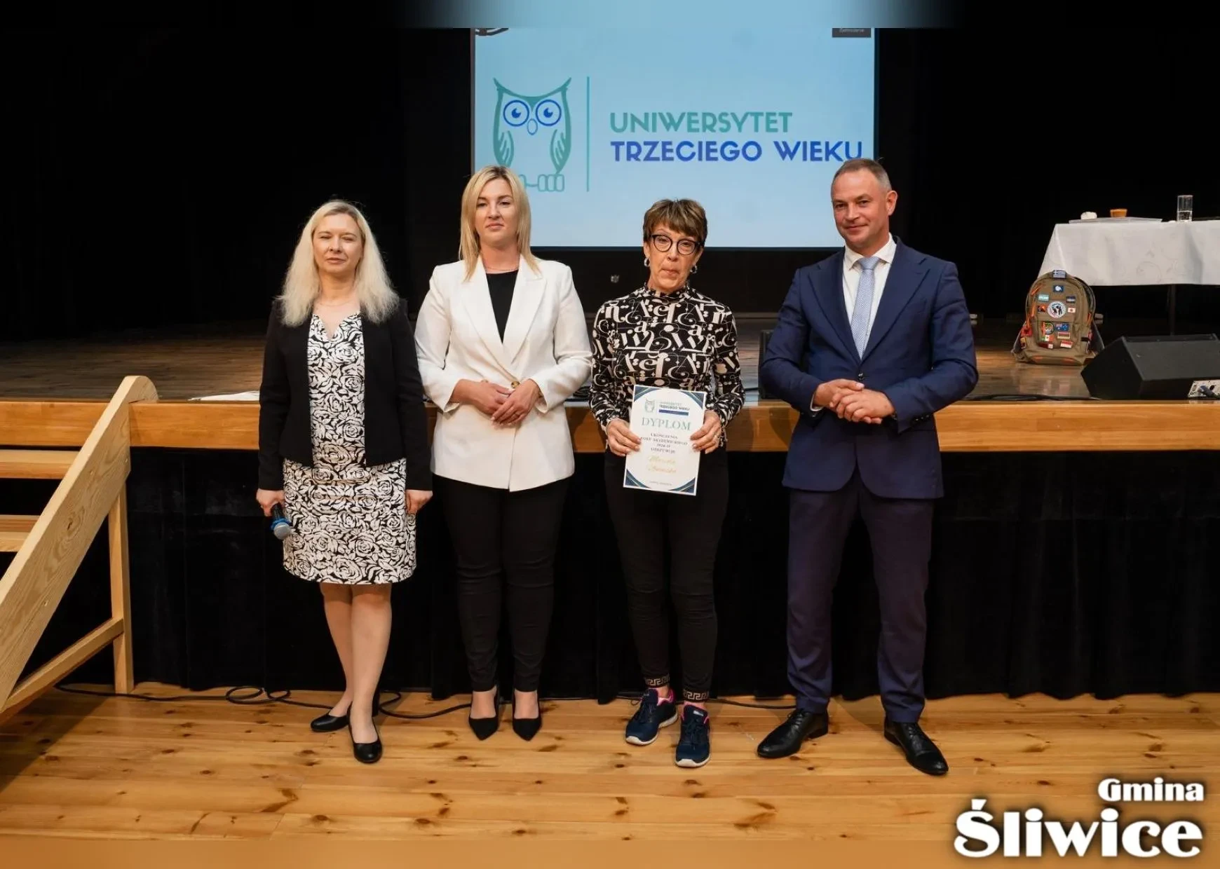 wójt, wicewójt, dyrektor gok i pani z dyplomem
