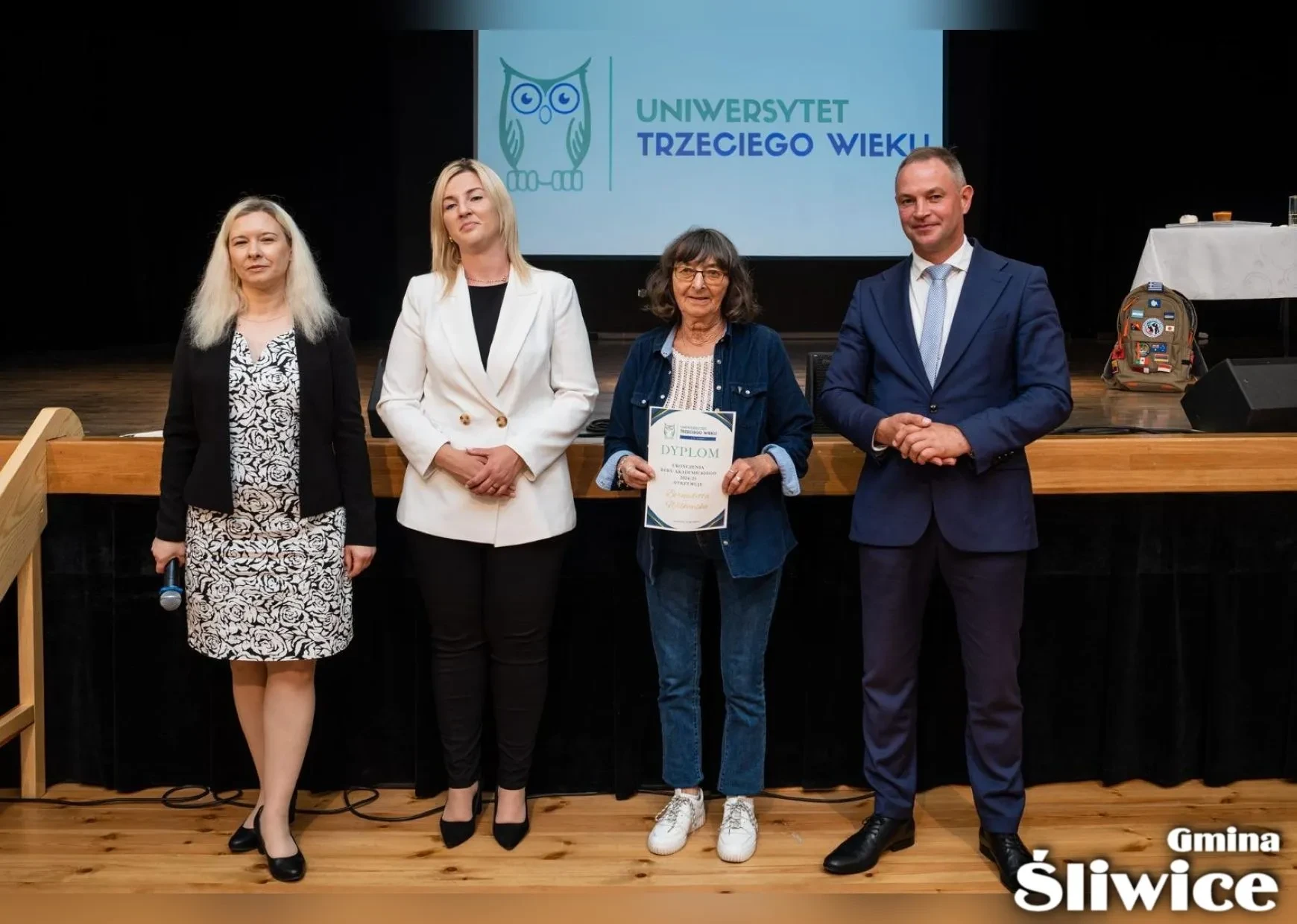 wójt, wicewójt, dyrektor gok i pani z dyplomem