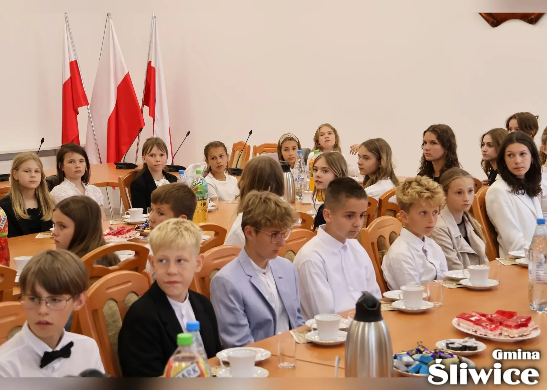 uczniowie słuchają