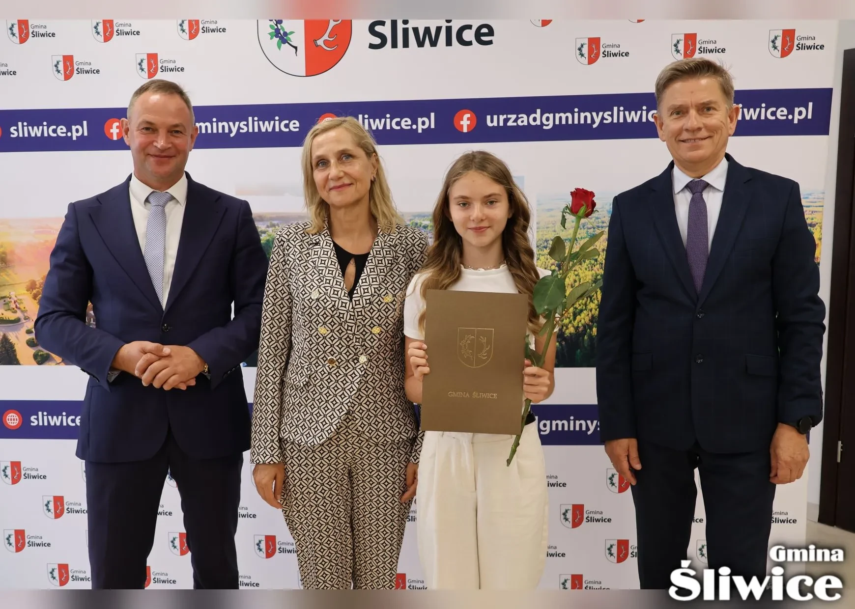 wójt, dyrektor sp śliwice, sekretarz i uczennica