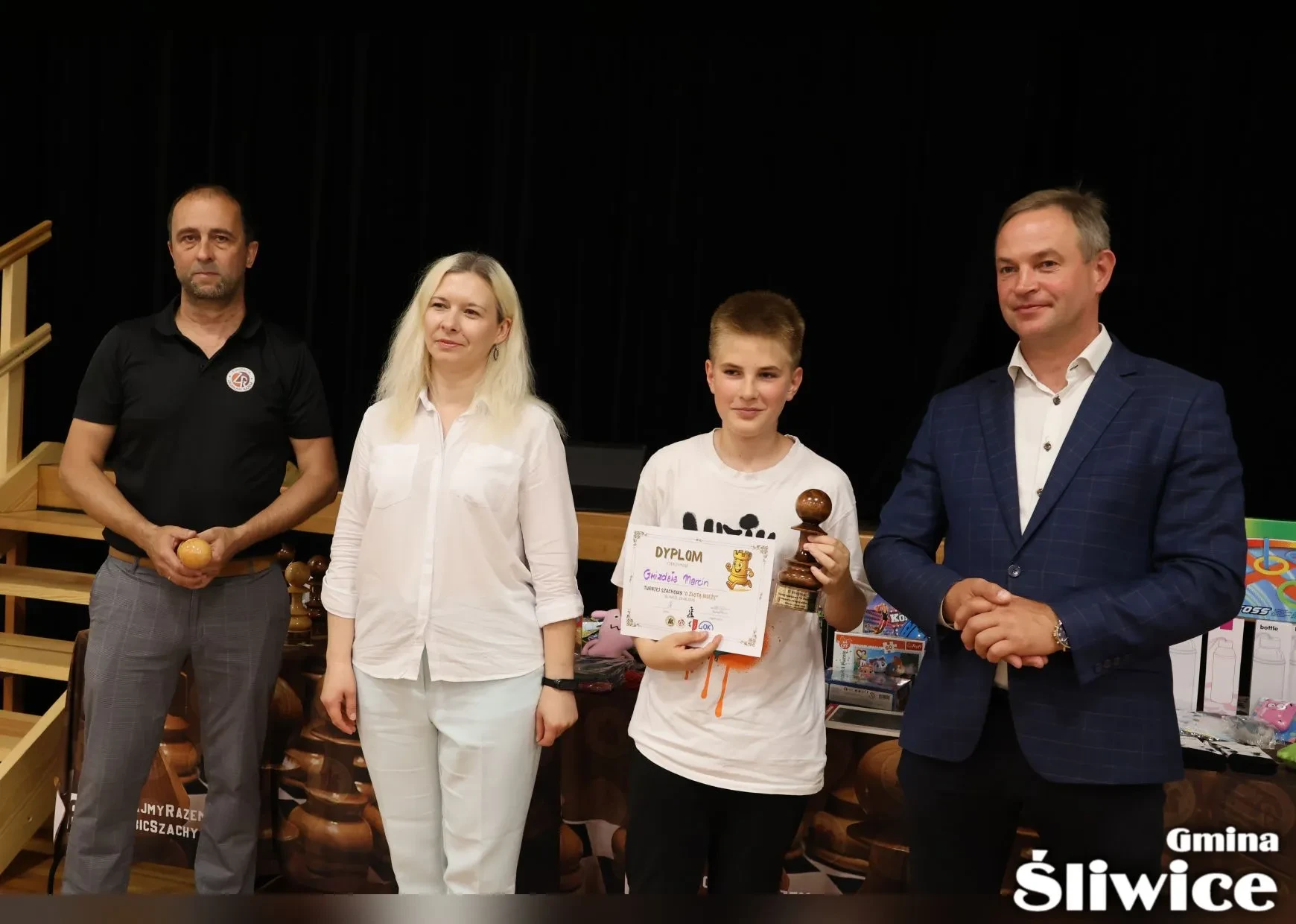 chłopiec z nagrodą i dyplomem