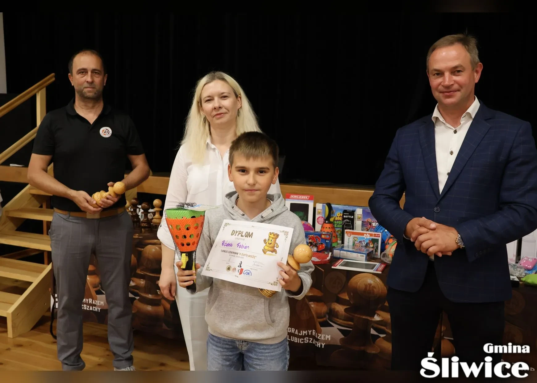 chłopiec z nagrodą i dyplomem