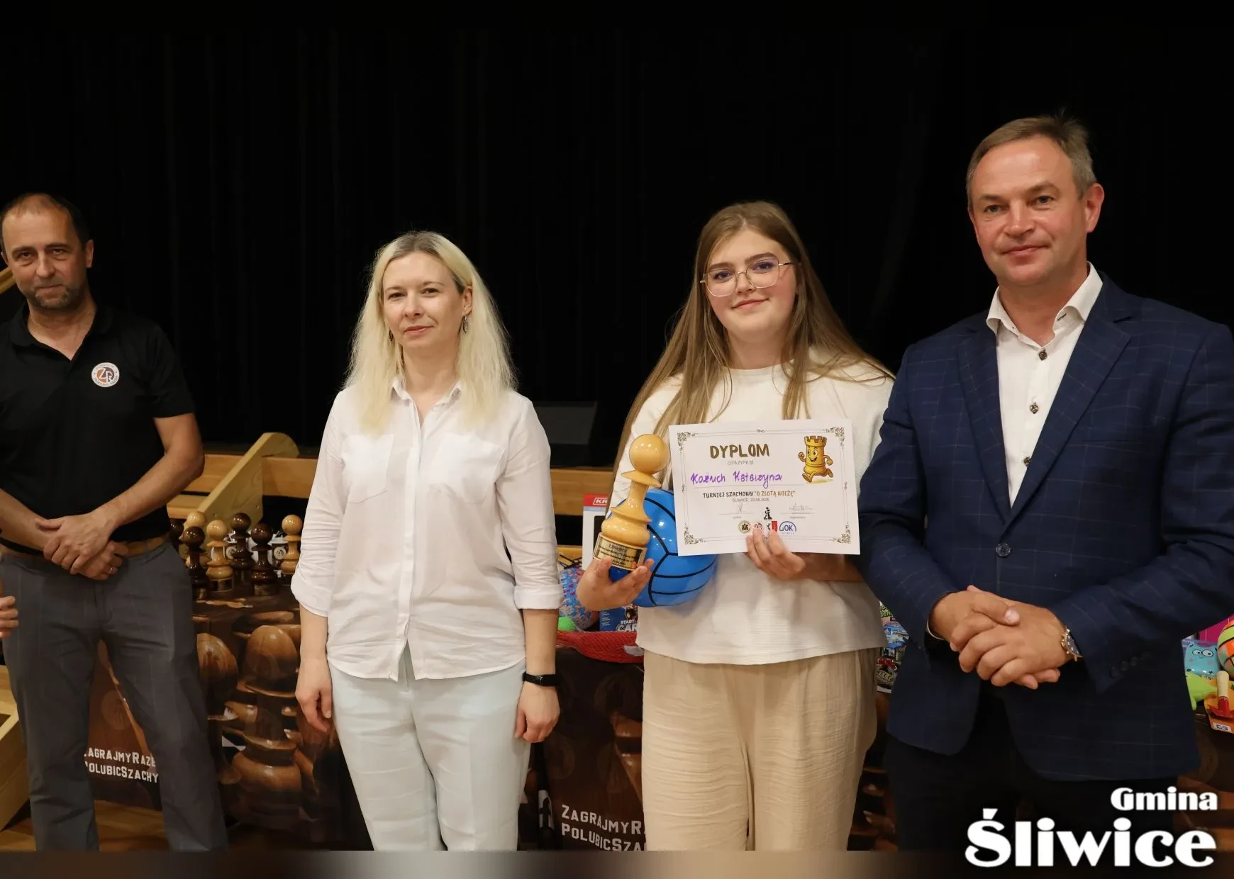 dziewczyna z dyplomem i nagrodą