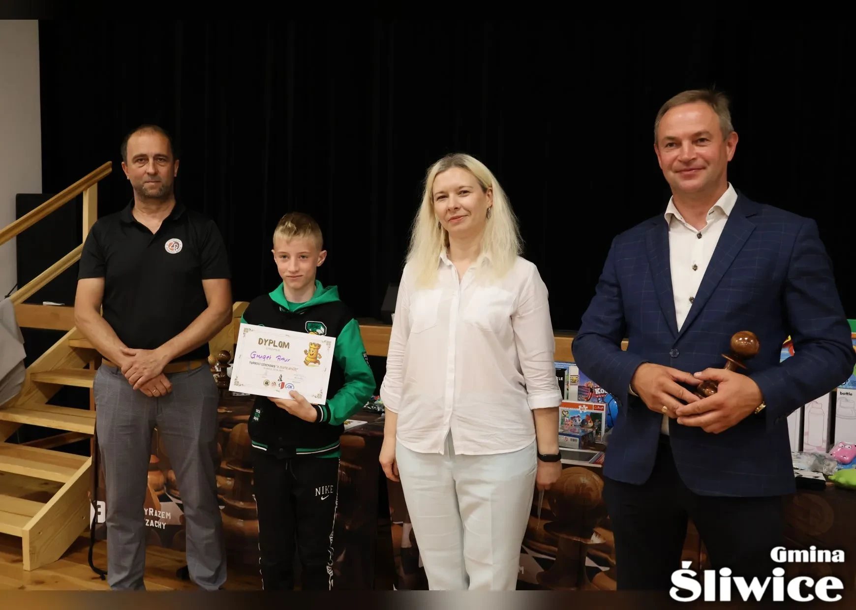 chłopiec z dyplomem