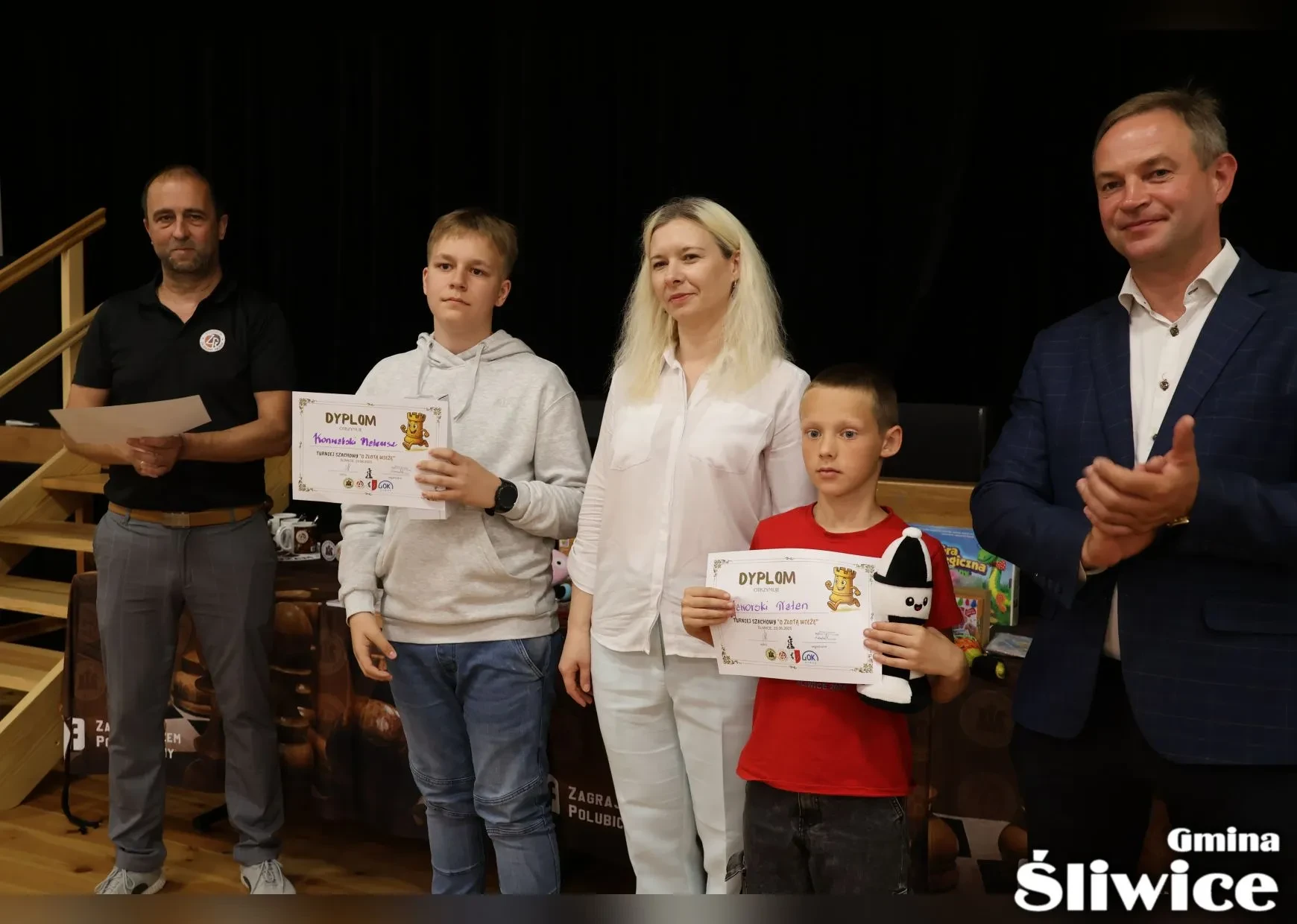 dwóch chłopców z nagrodami