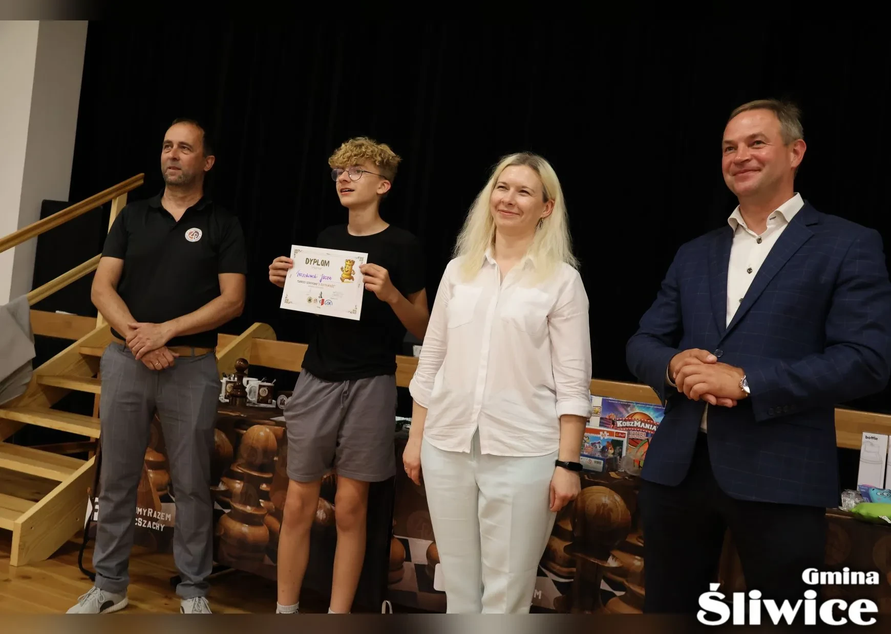 chłopiec z dyplomem