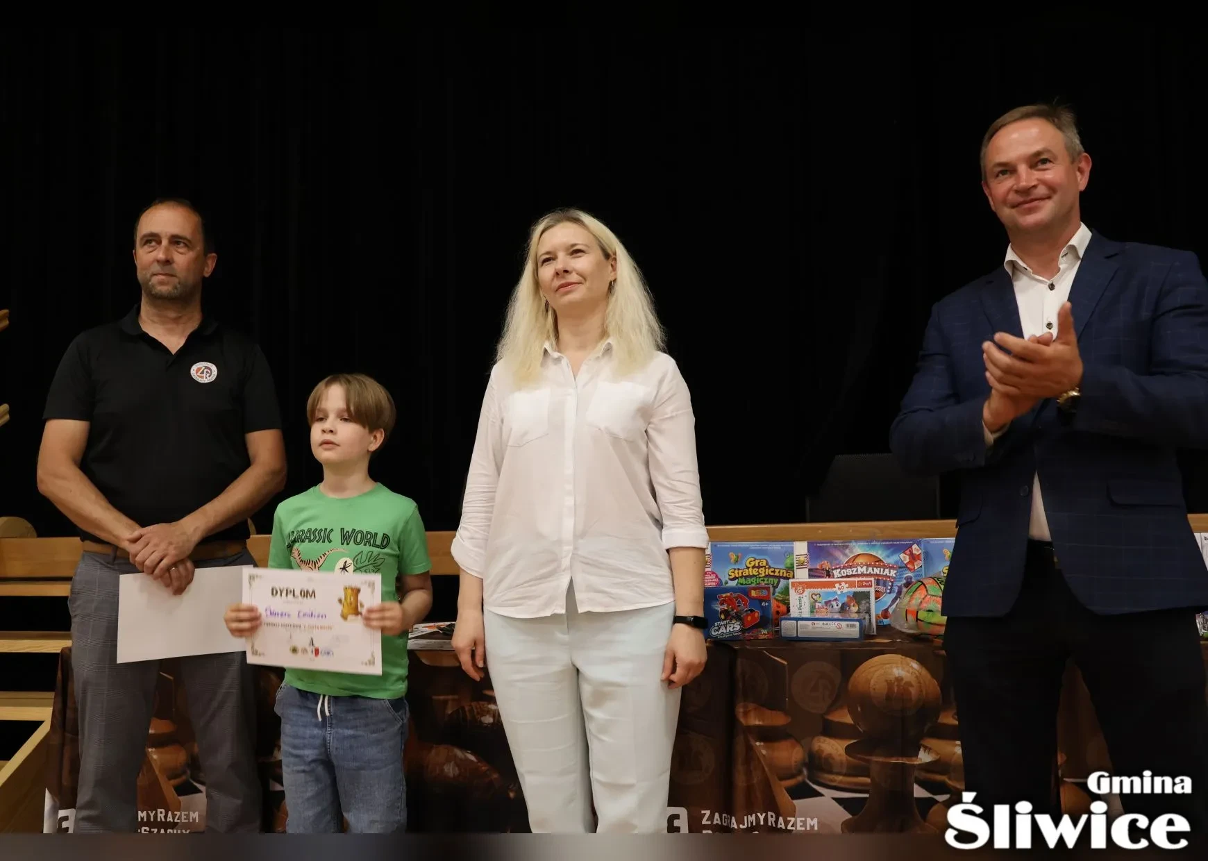 chłopiec z dyplomem