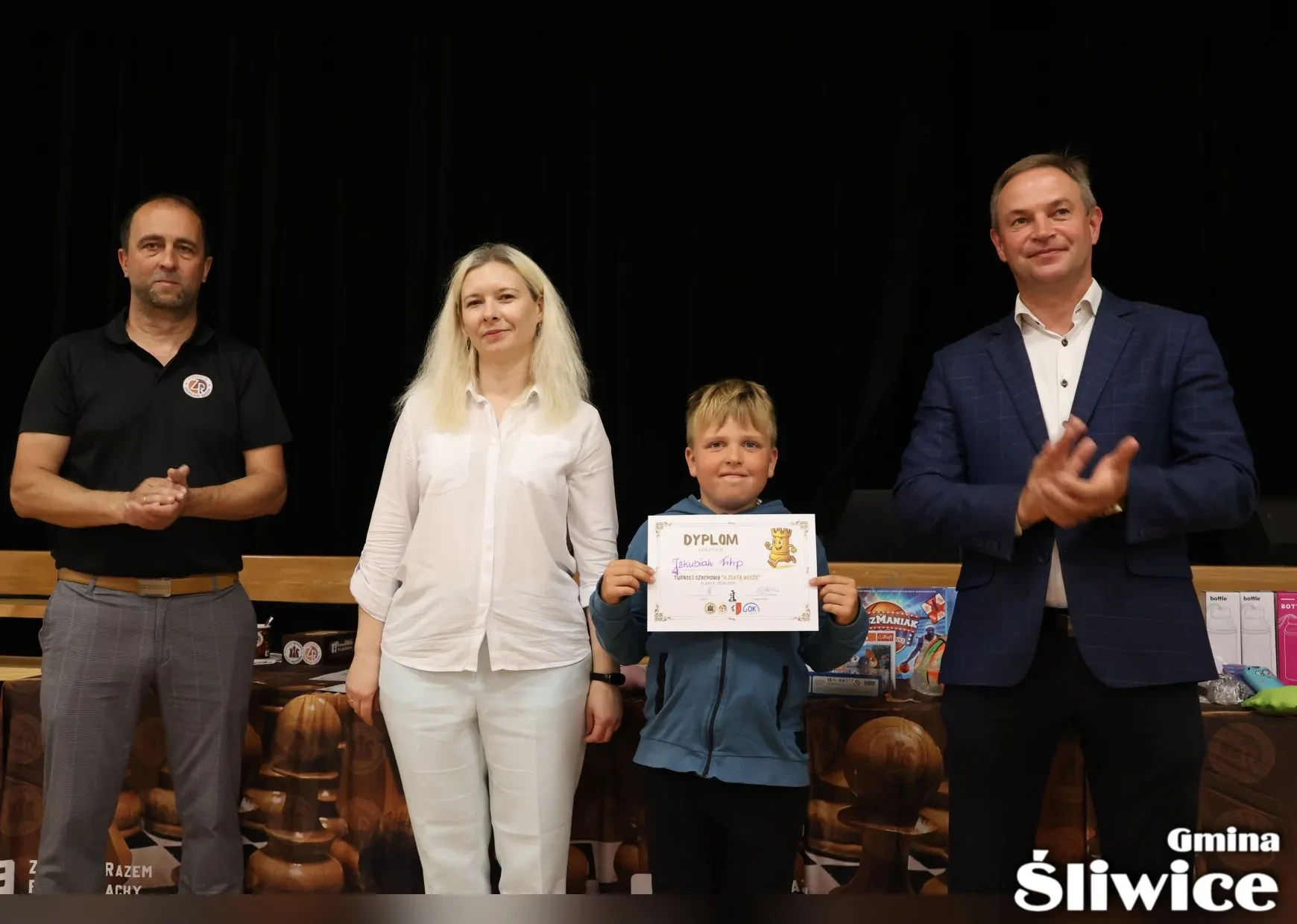 chłopiec z nagrodą