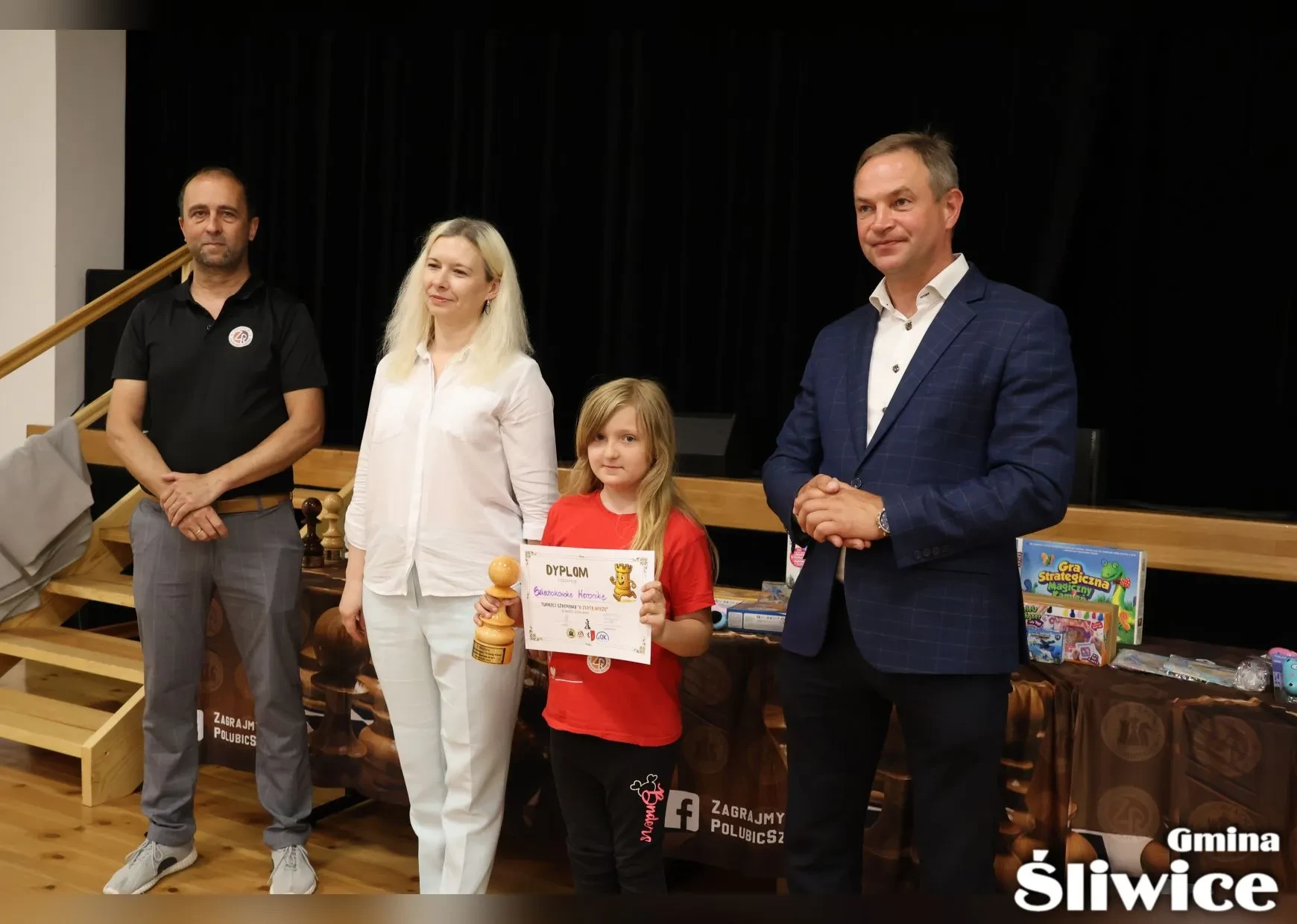 dziewczynka z nagrodą i dyplomem