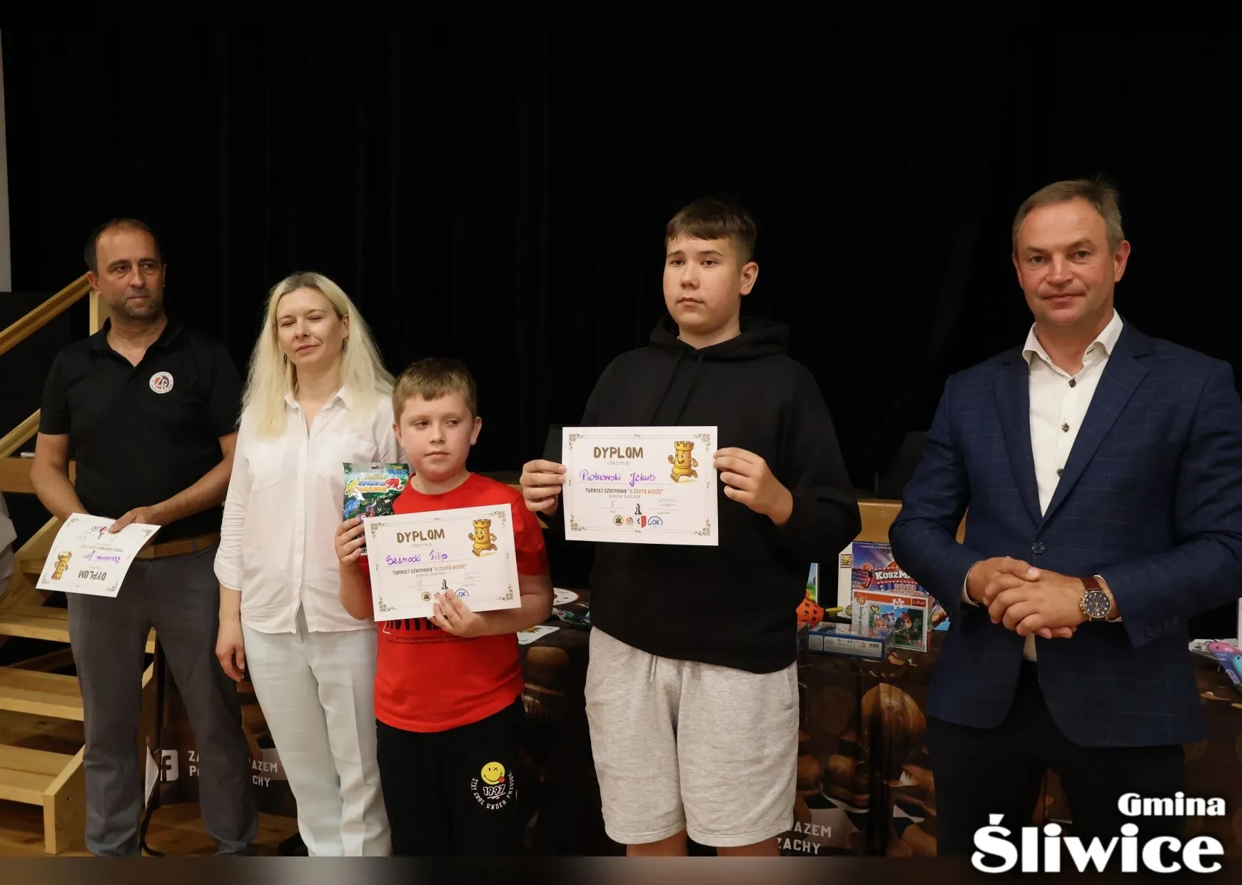 dwóch chłopców z nagrodami