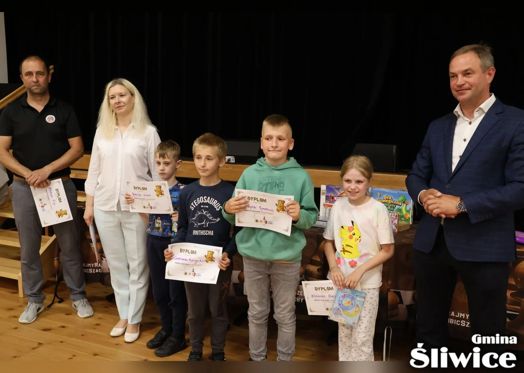 dzieci trzymają dyplomy