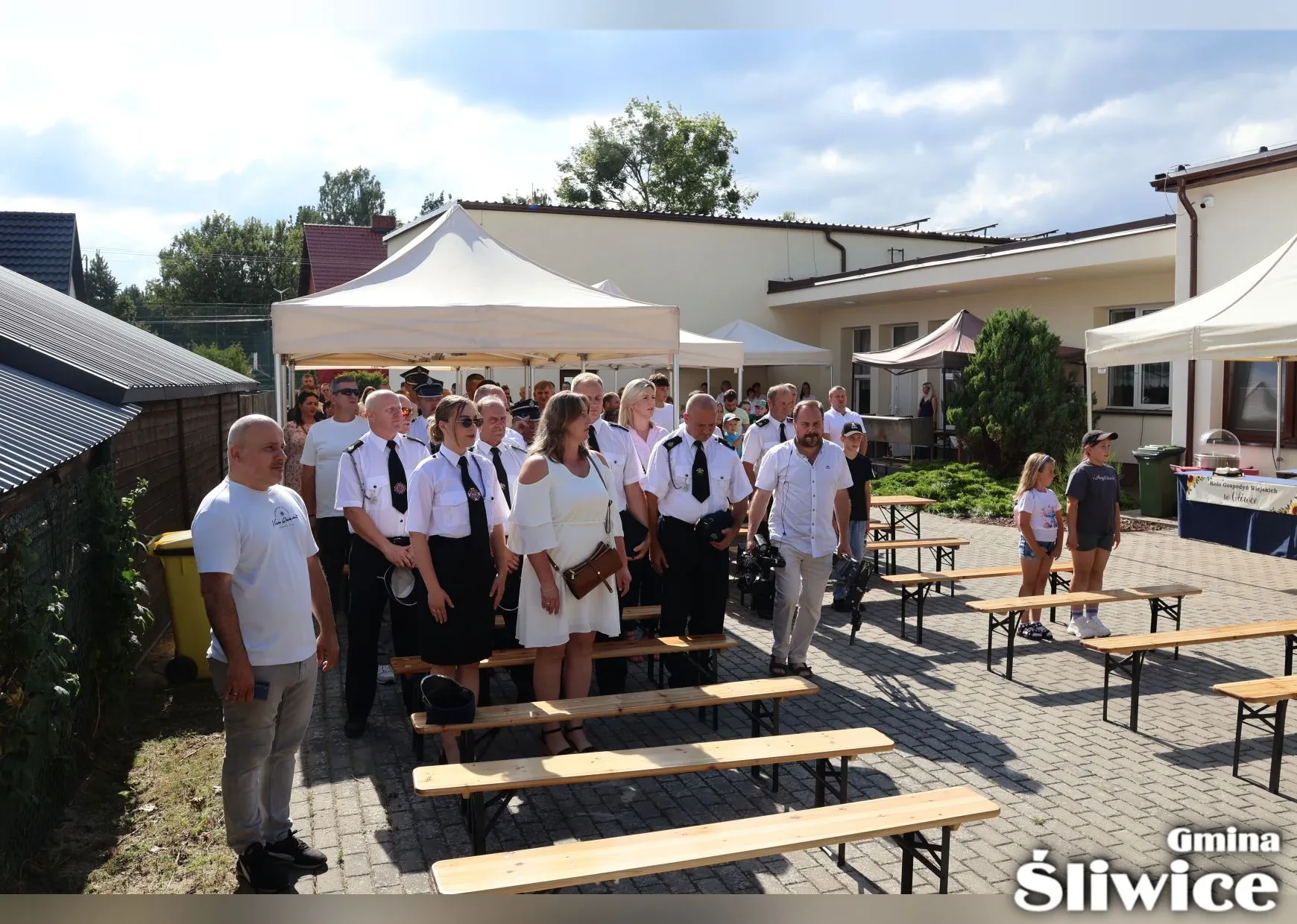 zebrani pod namiotami