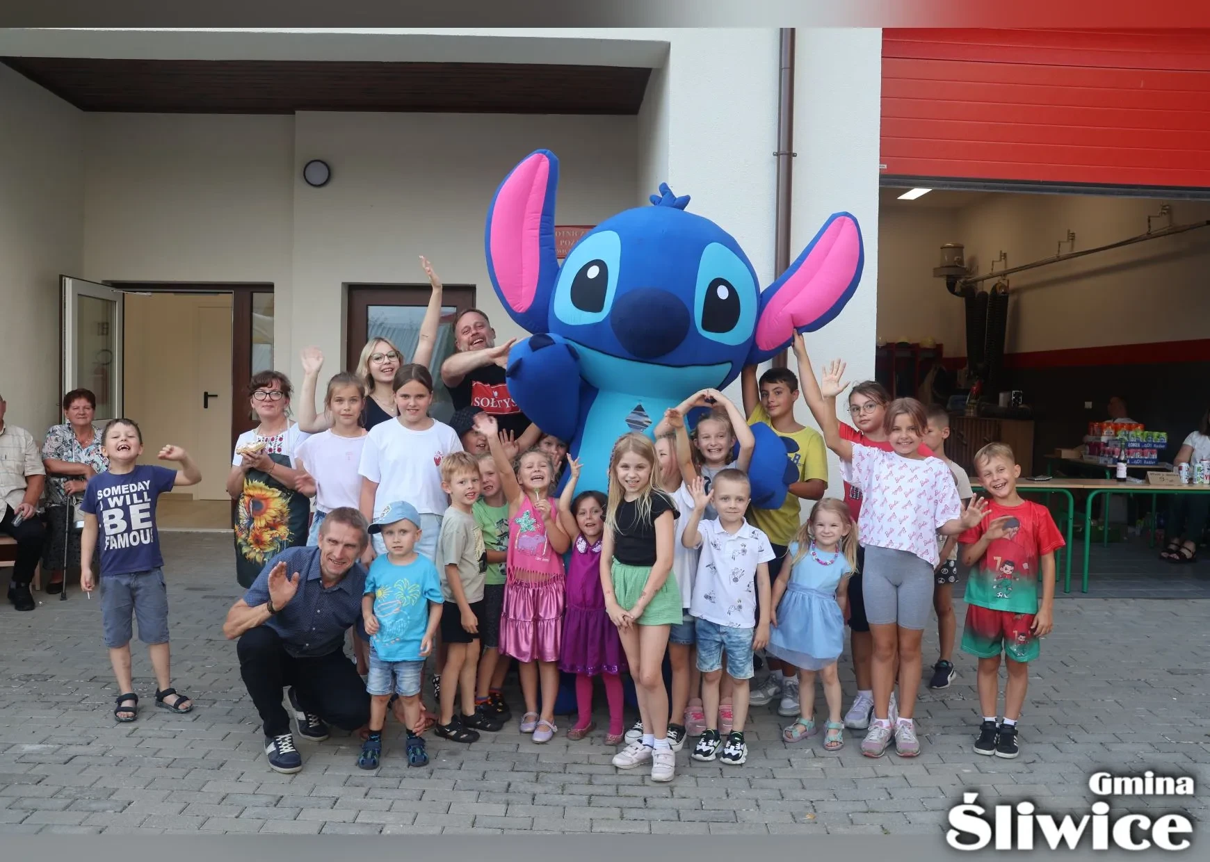 wspólne zdjęcie dzieci ze stitchem