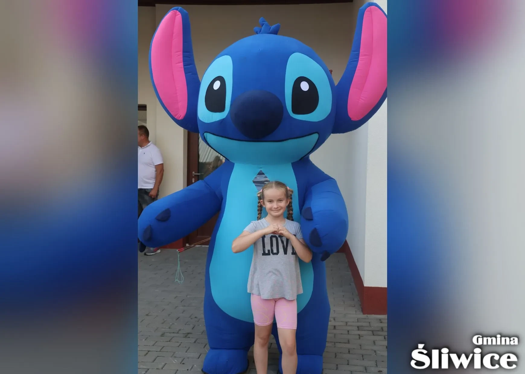 dziewczynka pozuje do zdjęcia