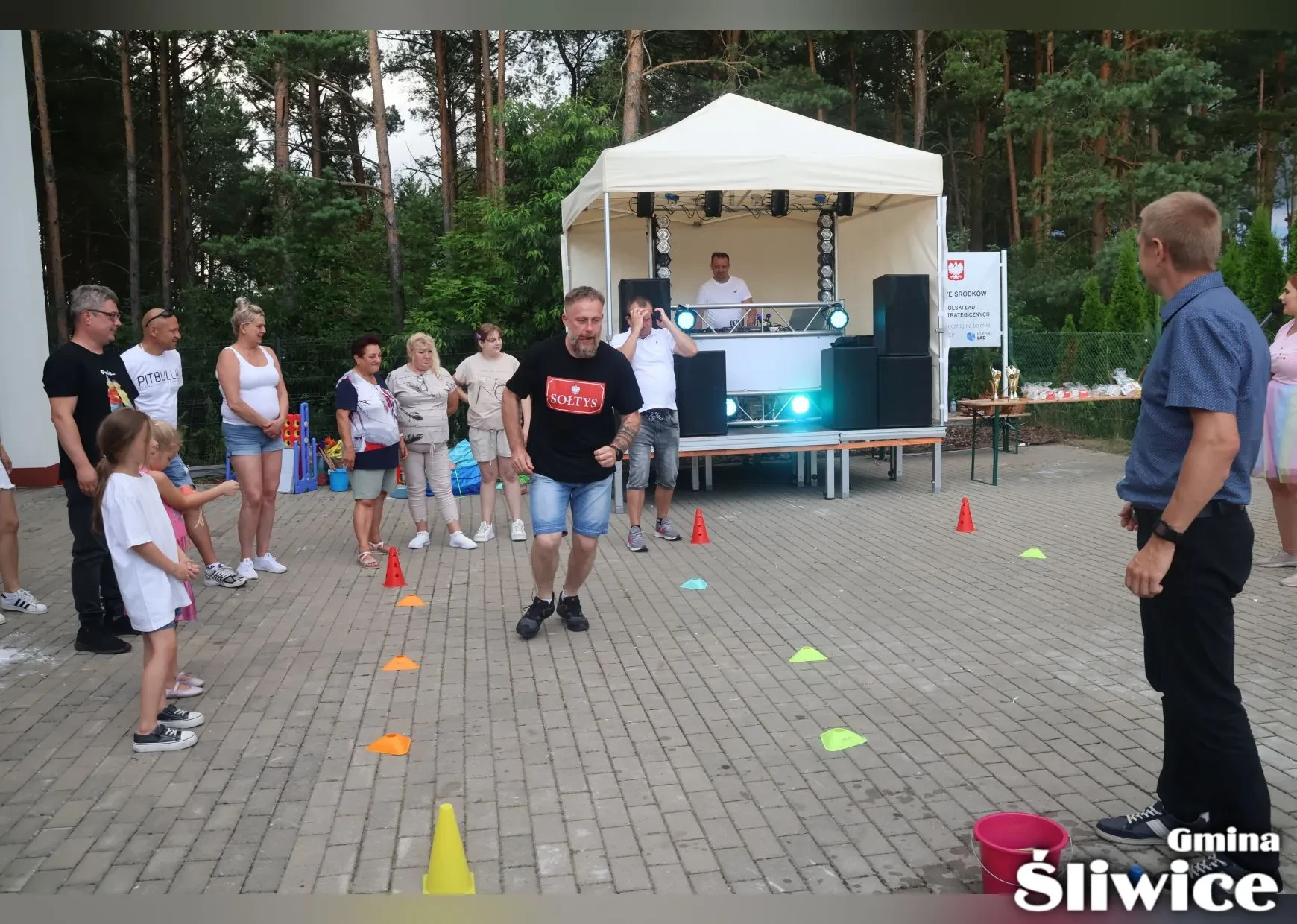sołtys biegnie