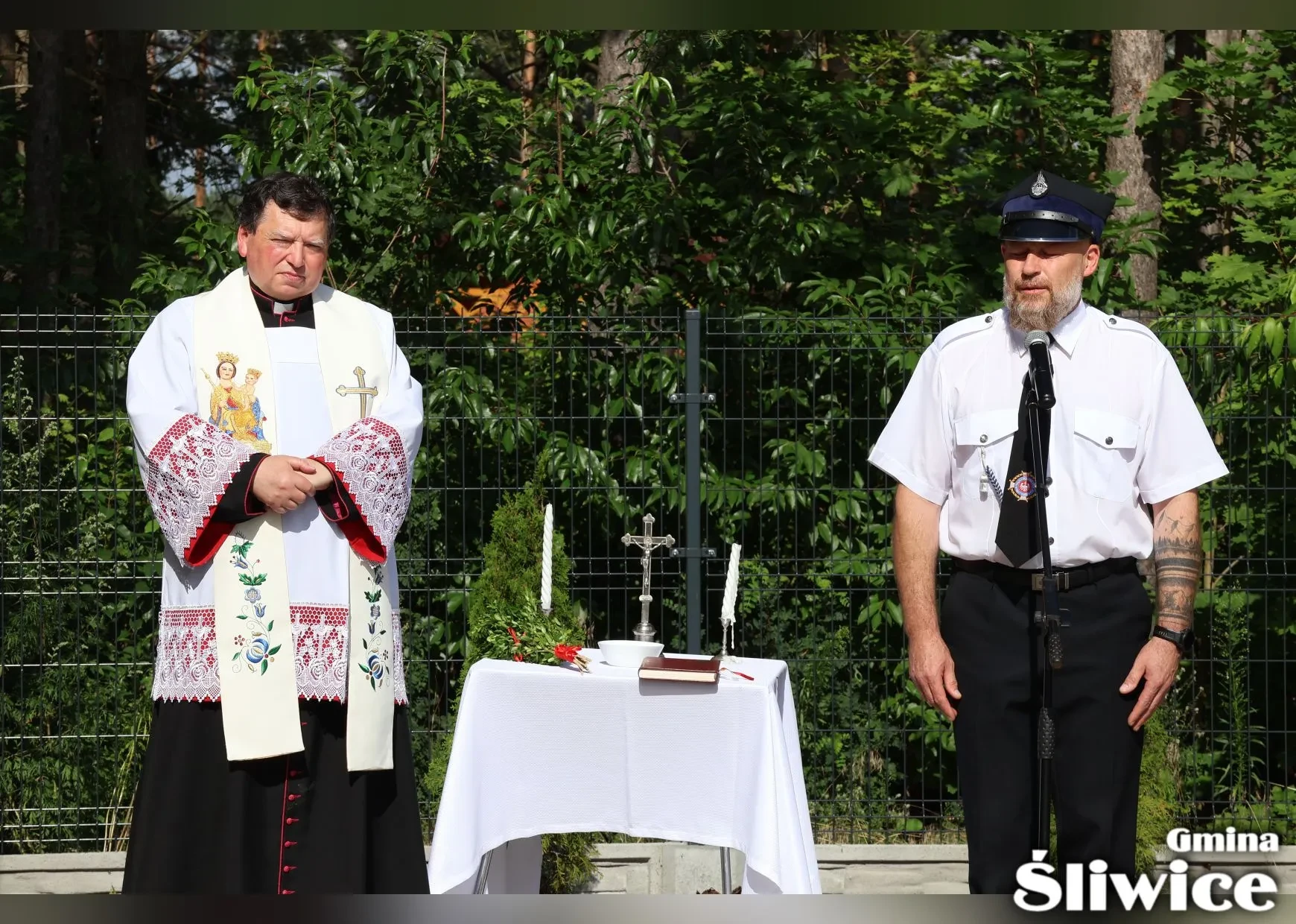 proboszcz i sołtys przed święceniem