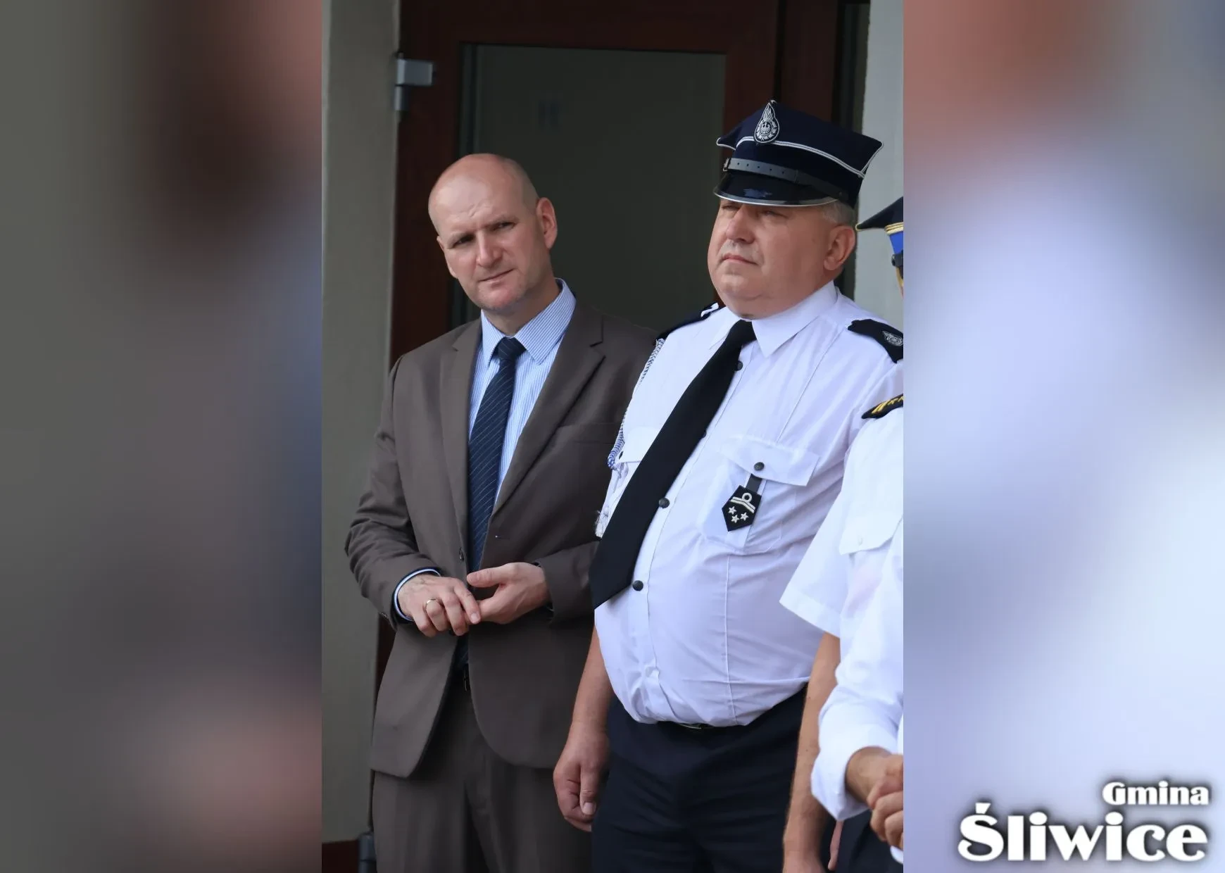 zebrani przed remizą osp