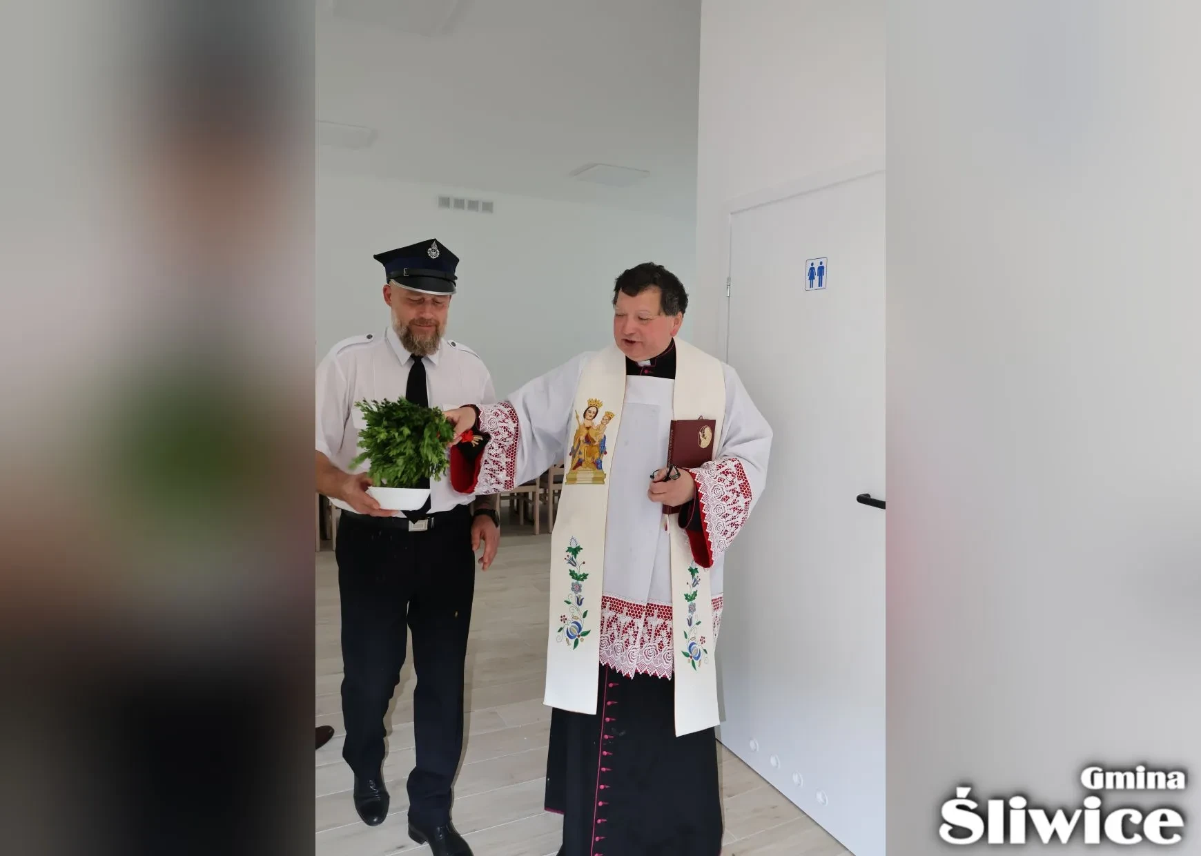 sołtys i proboszcz chrzczą salę