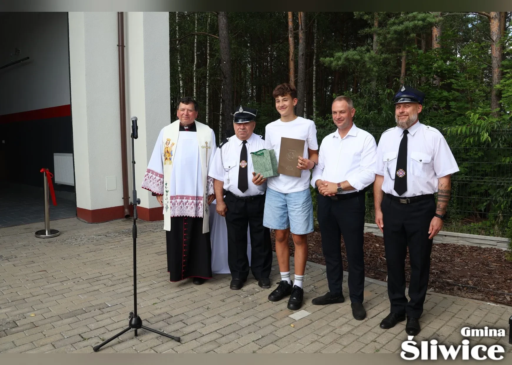 wręczenie nagrody za konkurs strażacki