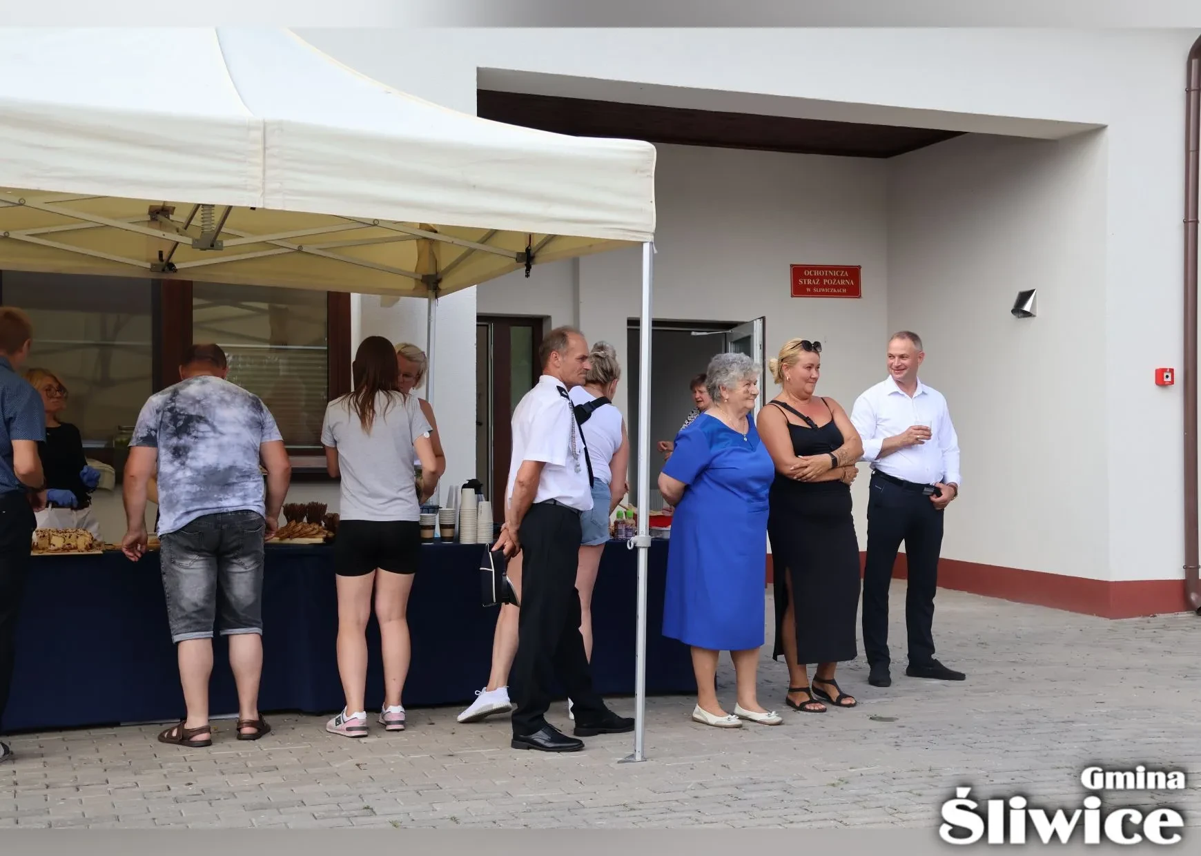 mieszkańcy i wójt pod namiotem
