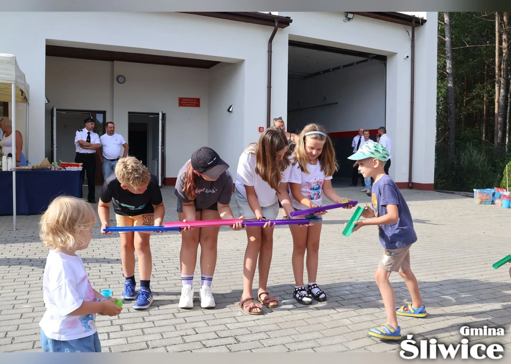 dzieci podają piłkę za pomocą rynienek