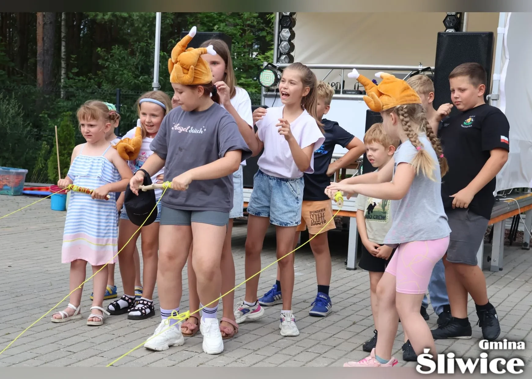 dzieci bawią się na placu