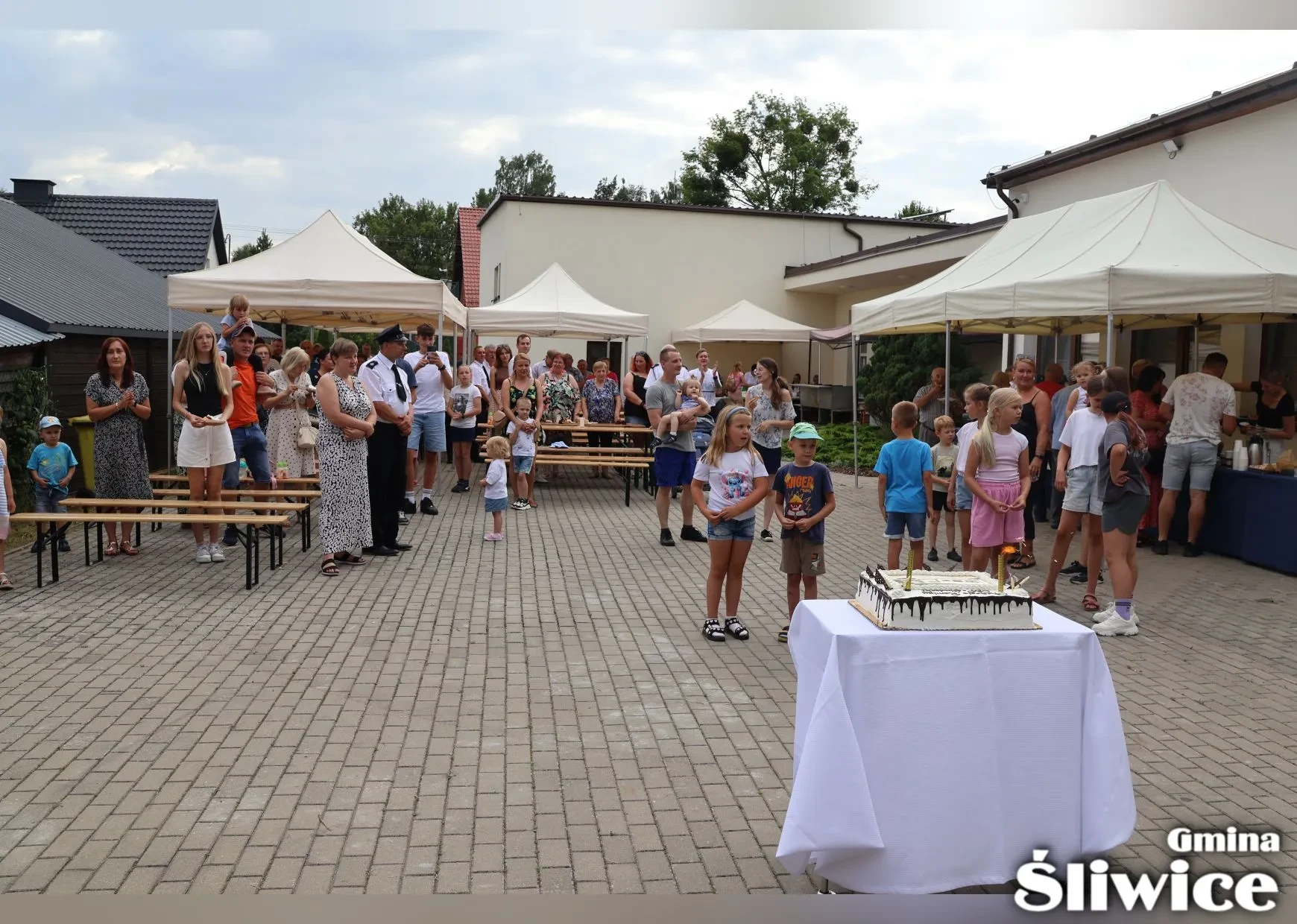 zebrani stoją
