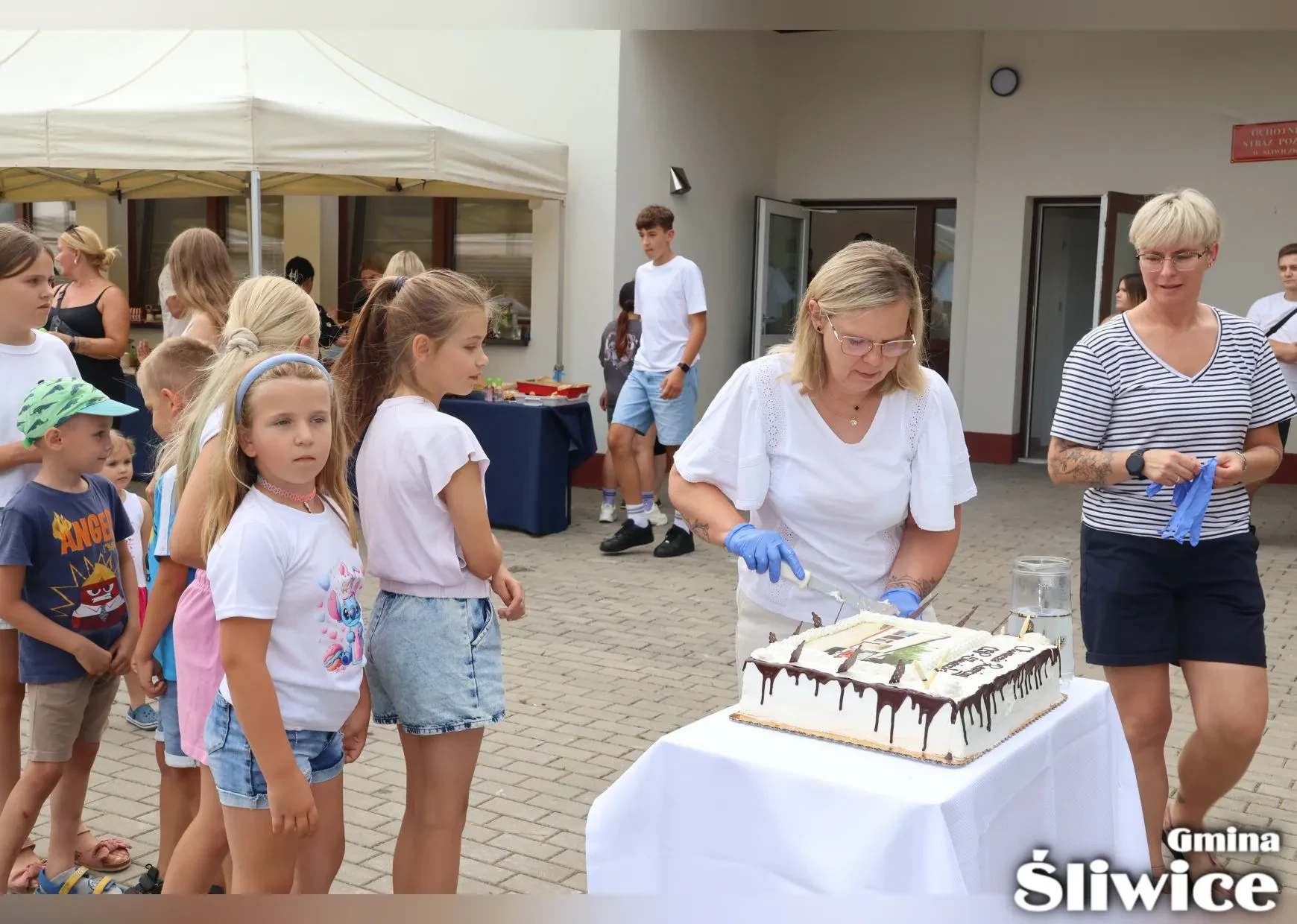 żona sołtysa kroi tort