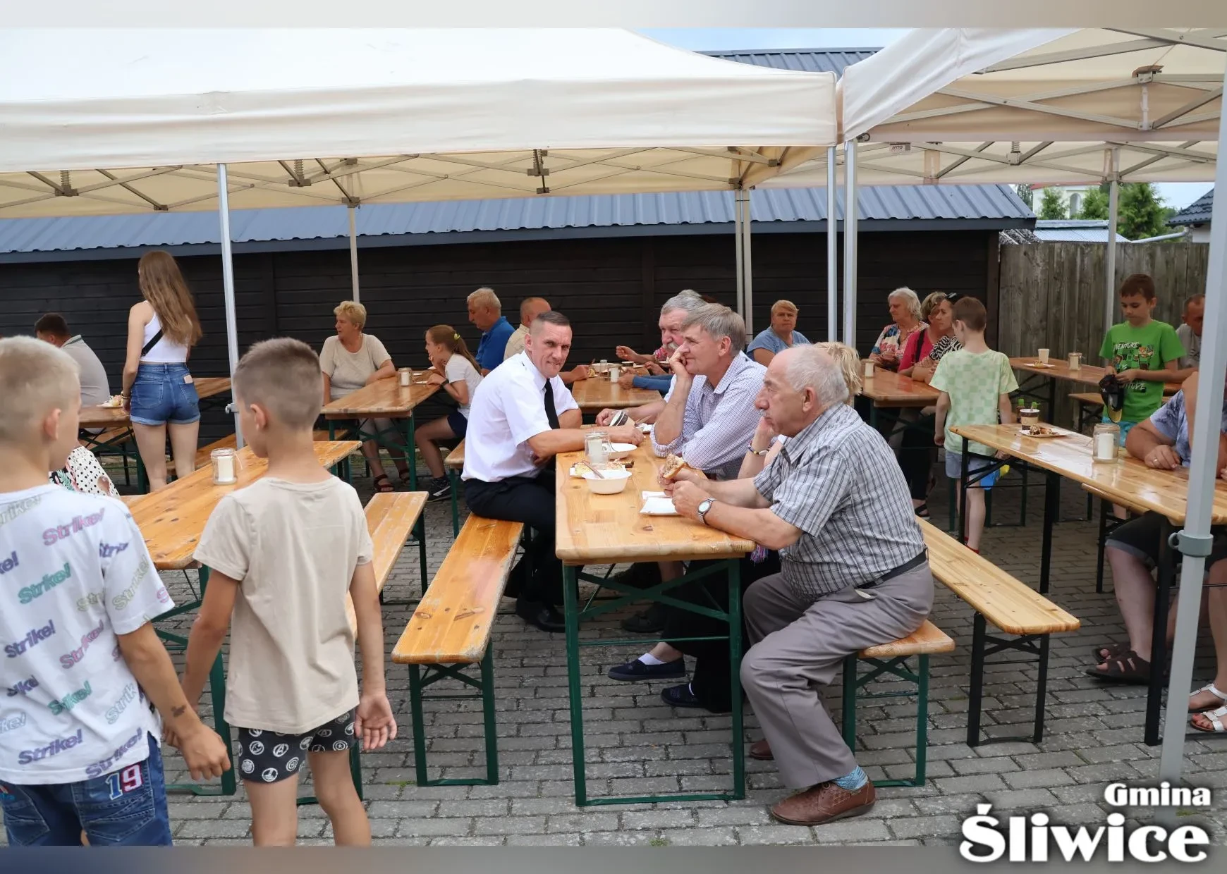 mieszkańcy posilają się pod namiotami