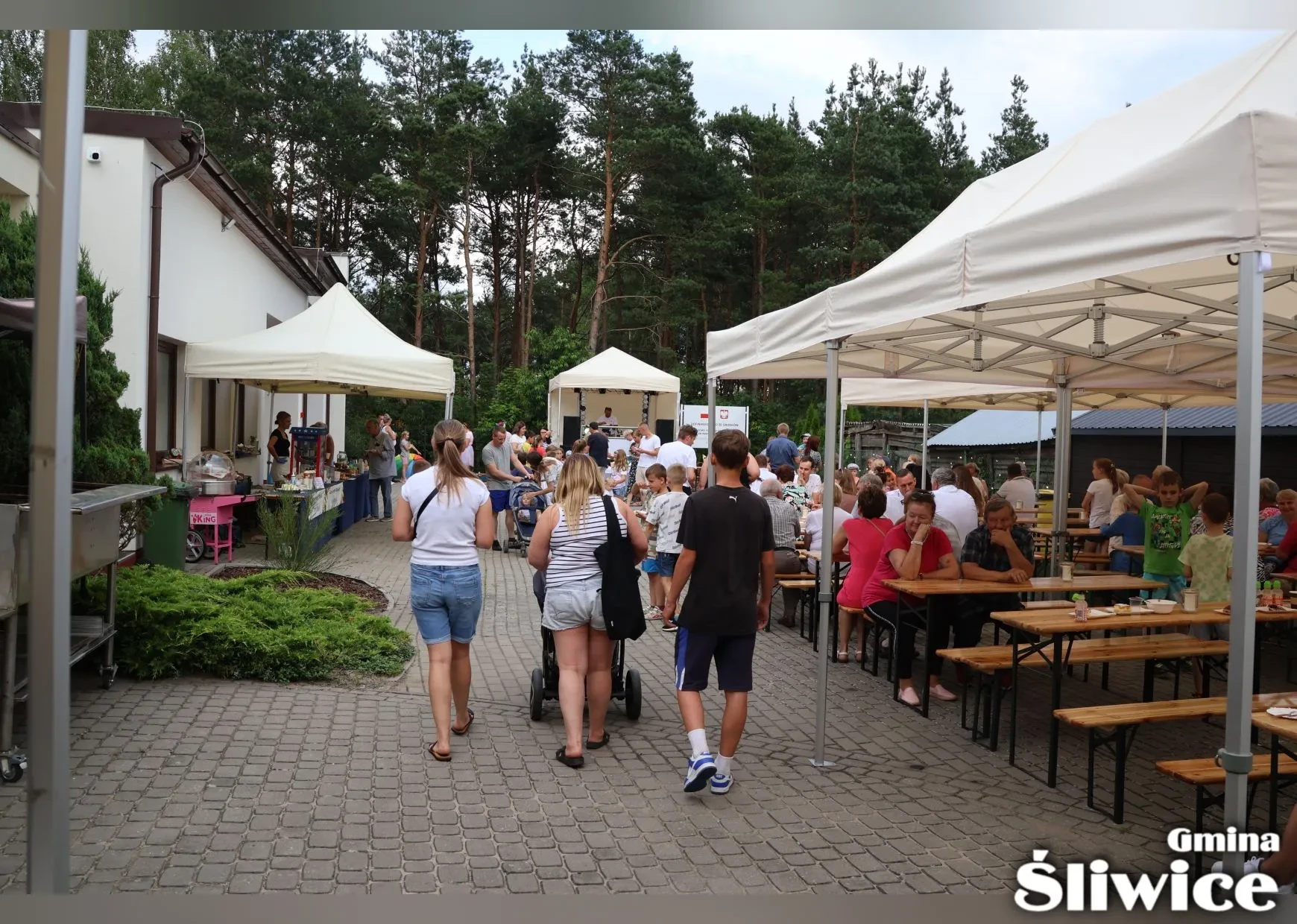 mieszkańcy przychodzą na festyn