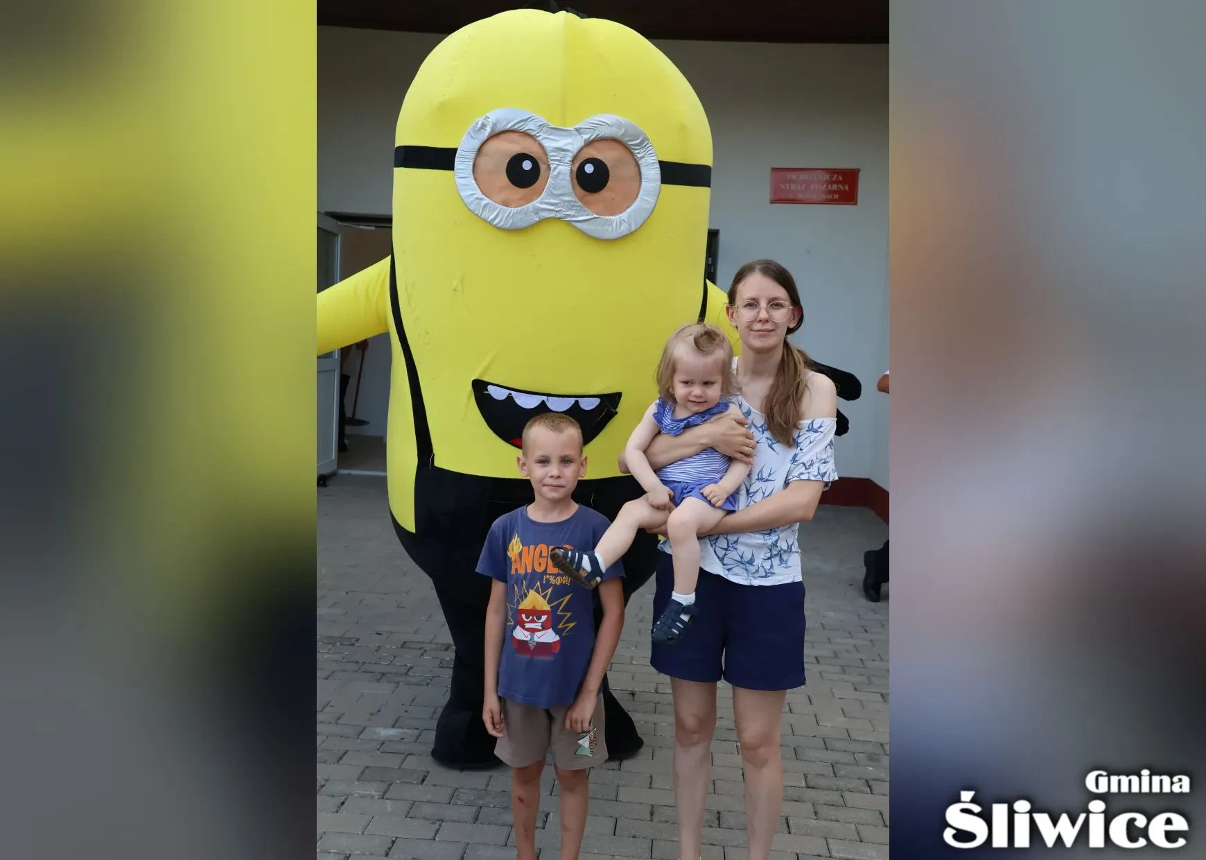 kobieta z dziećmi i minionkiem