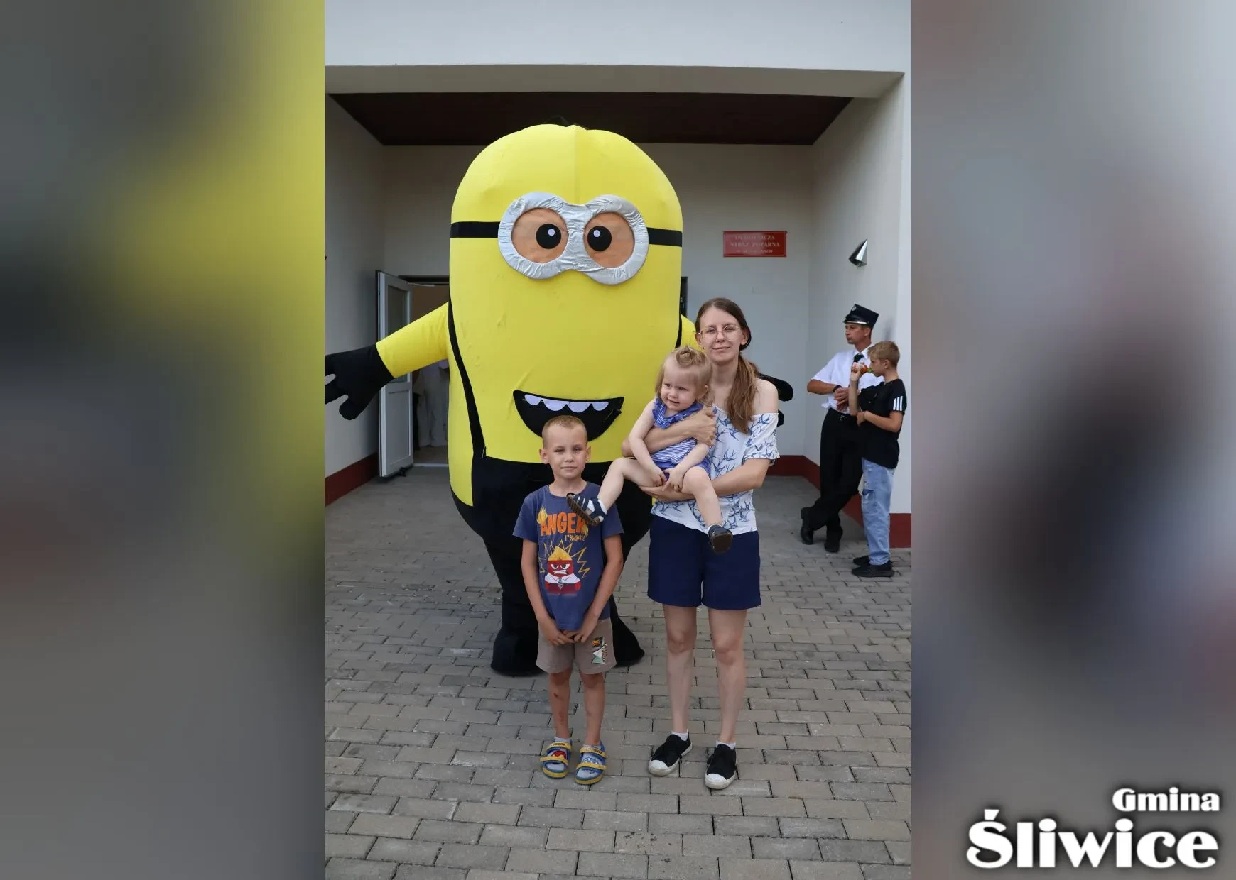 kobieta z dziećmi i minionkiem