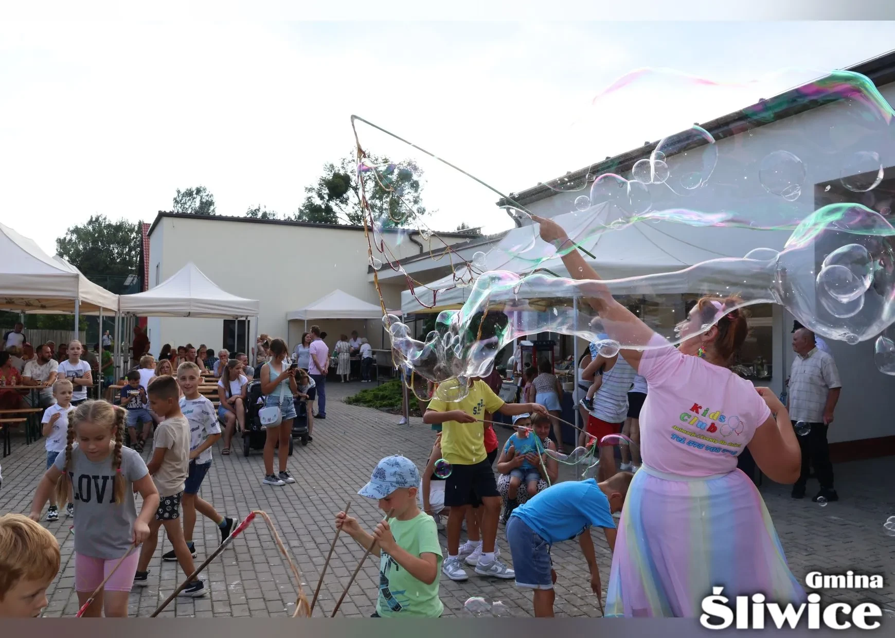 dzieci na placu