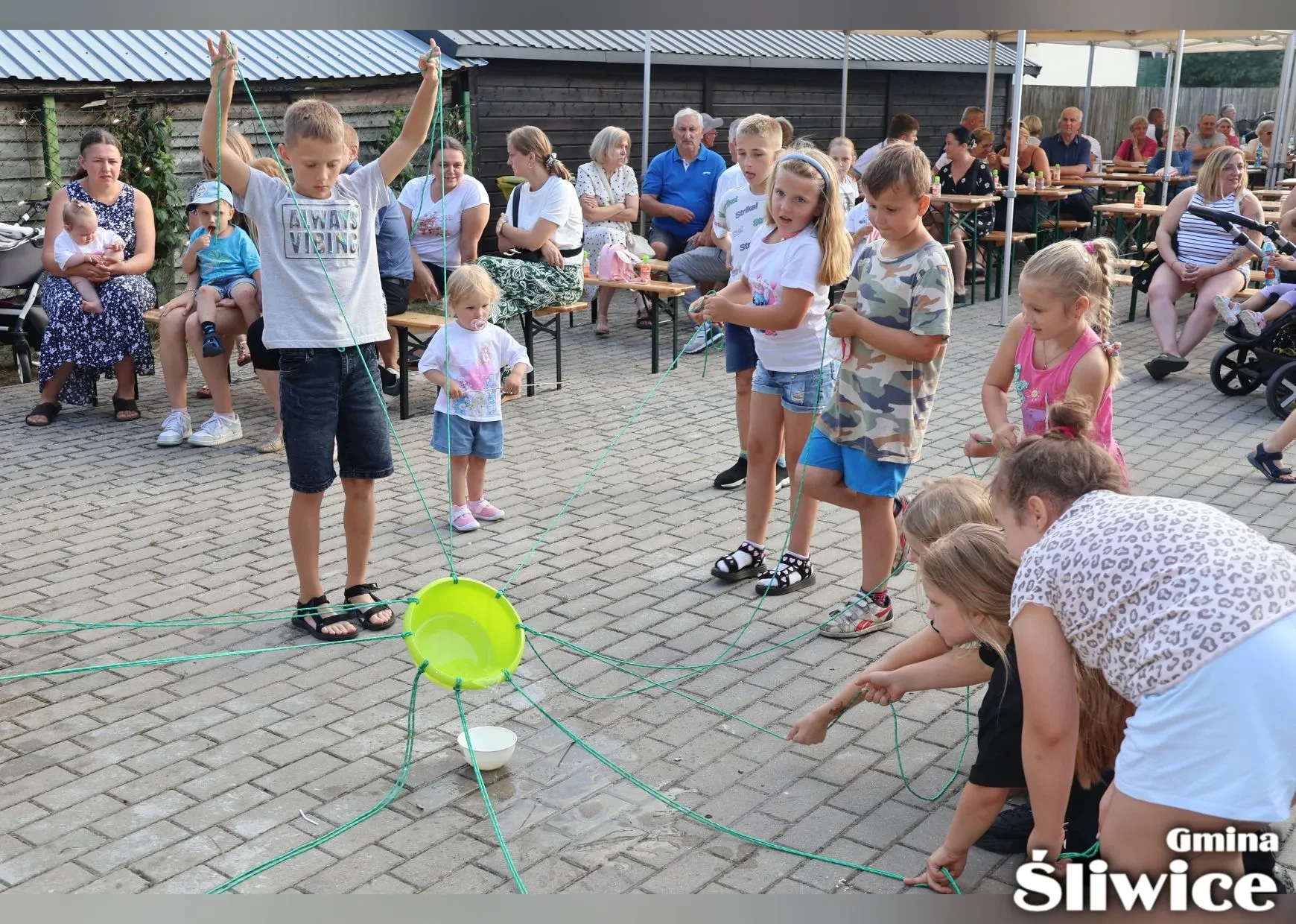 dzieci biorą udział w konkursie